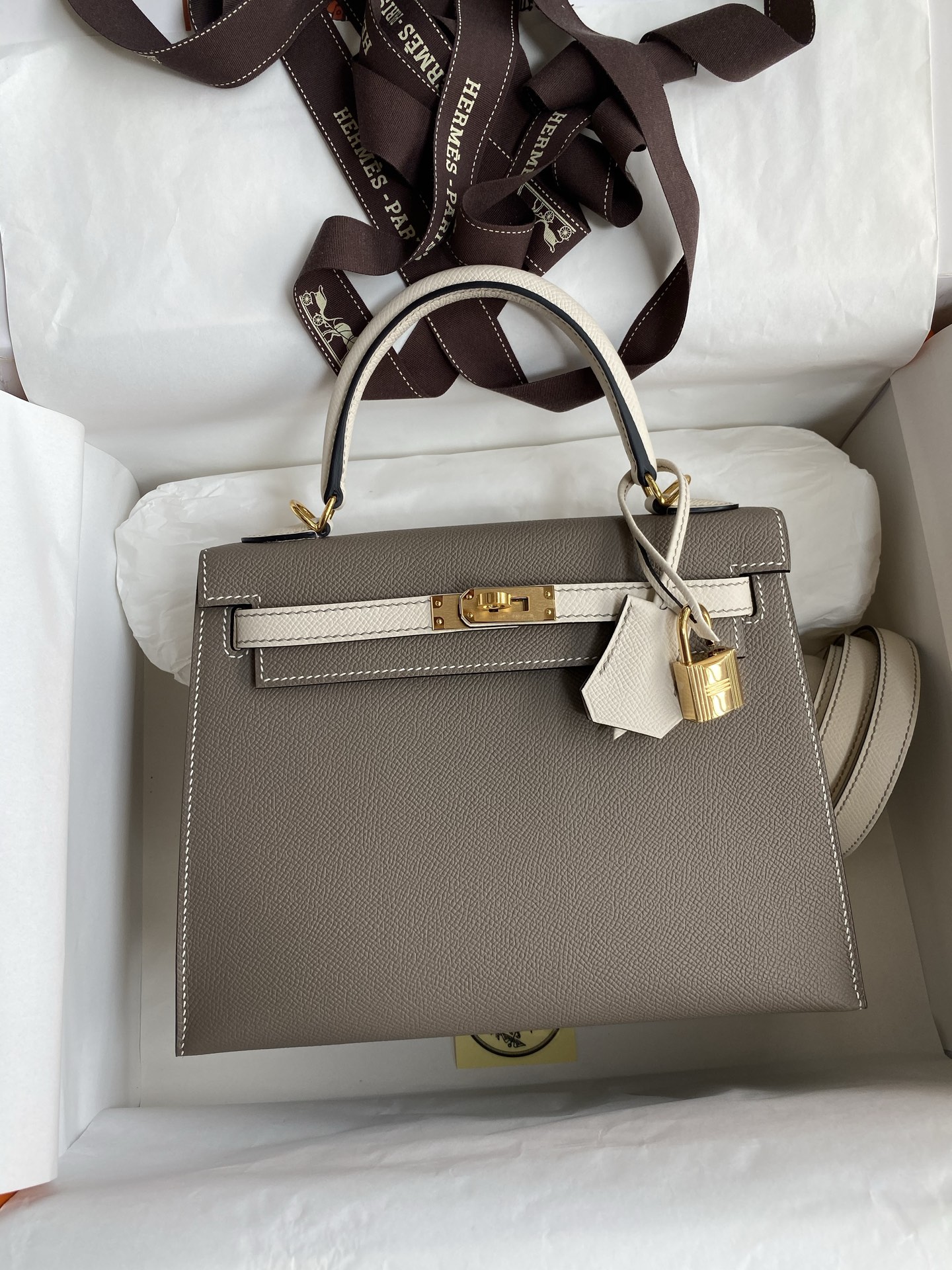 NO:741267,Hand-stitched Kelly 25cm imported Esom leather, asphalt gray and milkshake white, gold buckle, Hermes, hermes, Hermes,19860909手缝Kelly 25cm 进口Esom皮 沥青灰拼奶昔白 金扣,爱马仕,hermes,Hermes,,Bag