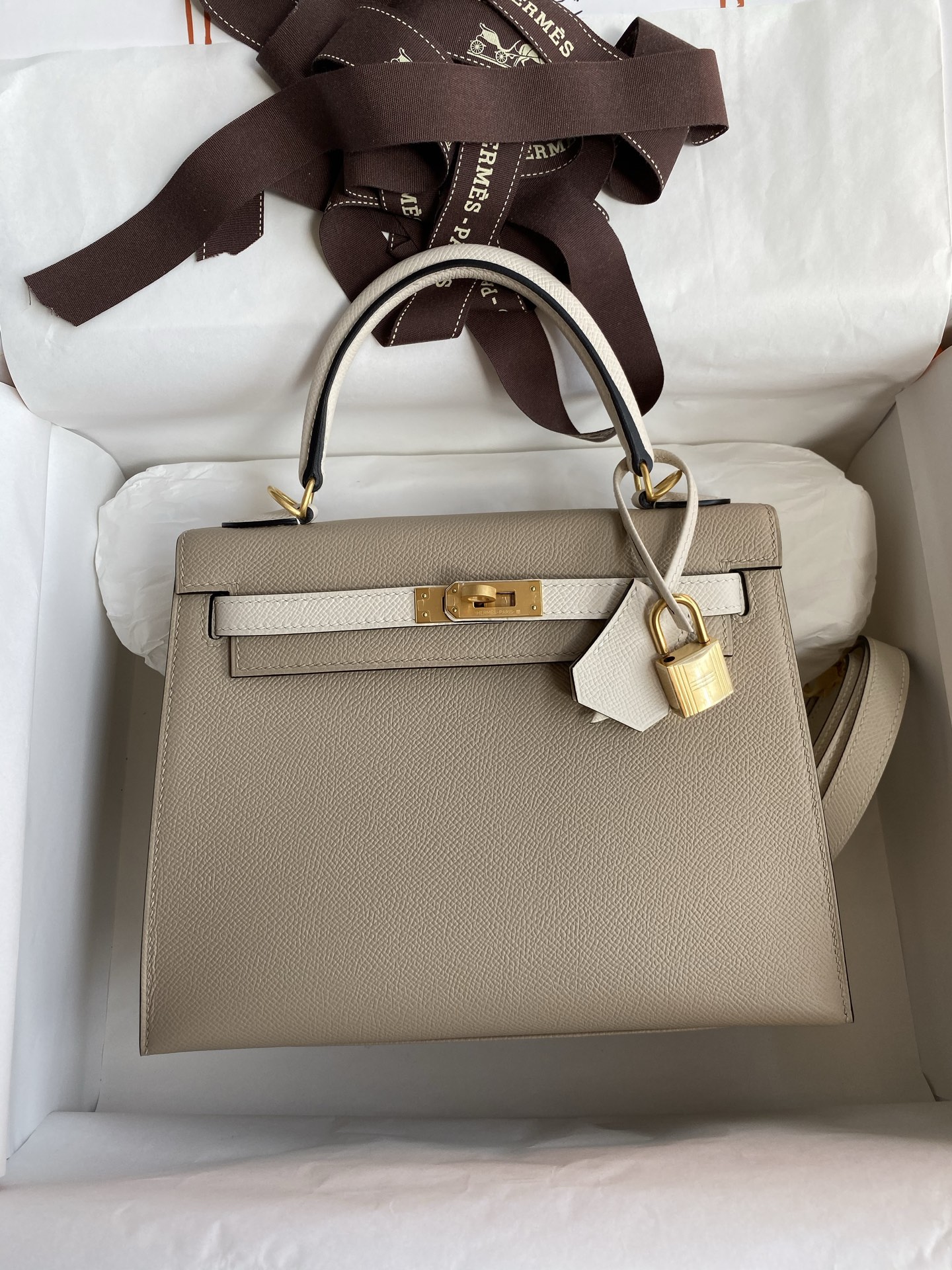 NO:741264,Hand-stitched Kelly 25cm imported Esom leather windbreaker gray and milkshake white brushed gold buckle, Hermes, Hermes, Hermes,19860909手缝Kelly 25cm 进口Esom皮 风衣灰拼奶昔白 拉丝金扣,爱马仕,hermes,Hermes,,Bag