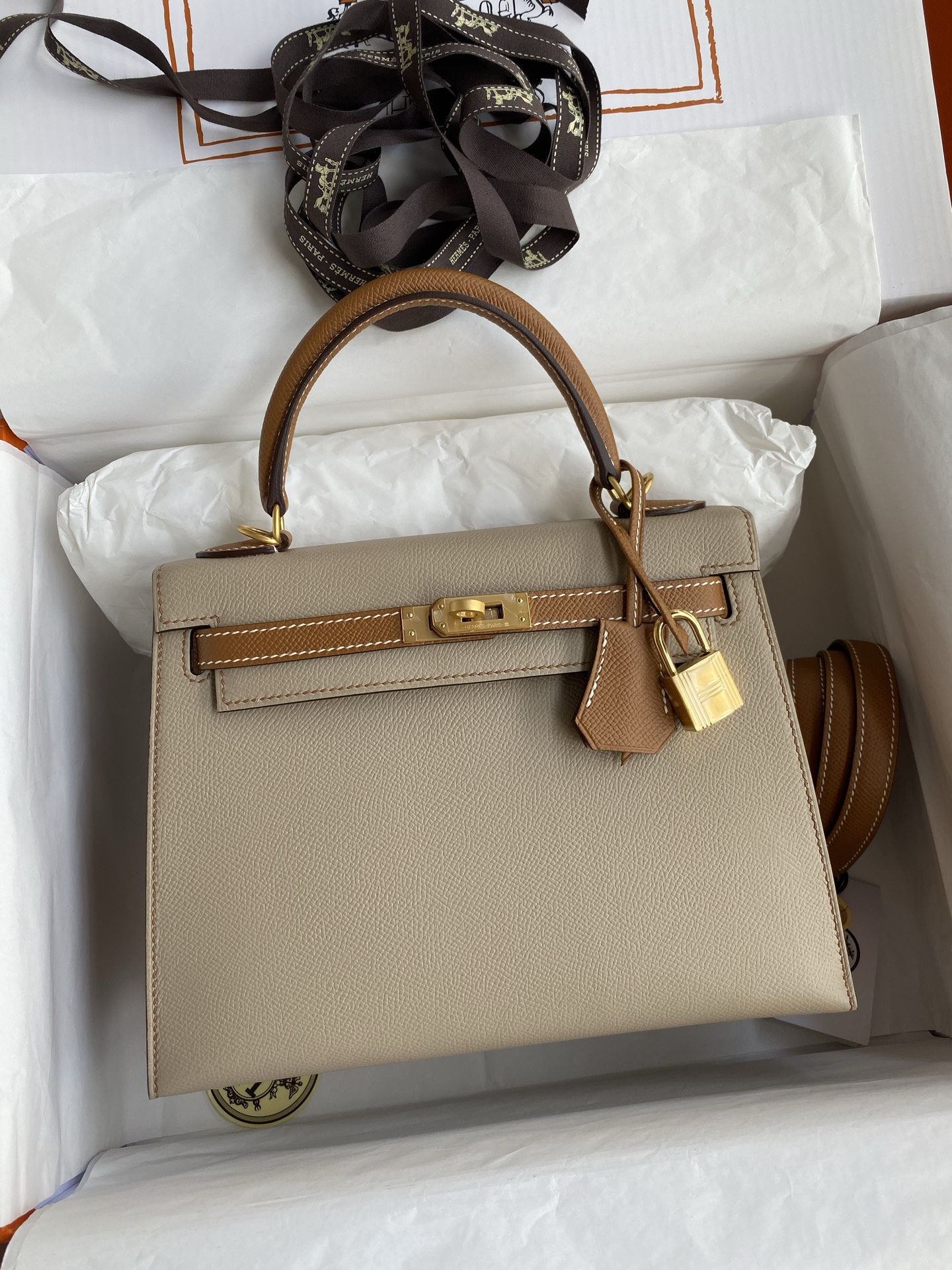 NO:741284,Hand-stitched Kelly 25cm imported Esom leather windbreaker gray with golden brown brushed gold buckle, Hermes, hermes, Hermes,19860909手缝Kelly 25cm 进口Esom皮 风衣灰拼金棕 拉丝金扣,爱马仕,hermes,Hermes,,Bag