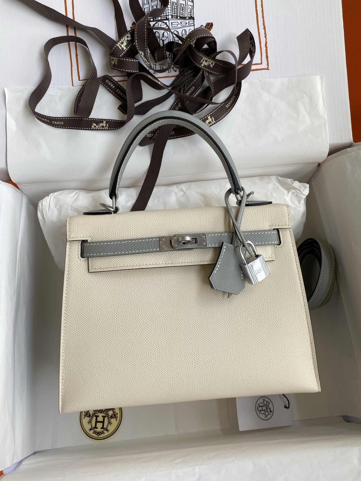 NO:741281,Hand-stitched Kelly 25cm imported Esom leather, milkshake white and seagull gray, brushed silver buckle, Hermes, Hermes, Hermes,19860909手缝Kelly 25cm 进口Esom皮 奶昔白拼海鸥灰 拉丝银扣,爱马仕,hermes,Hermes,,Bag