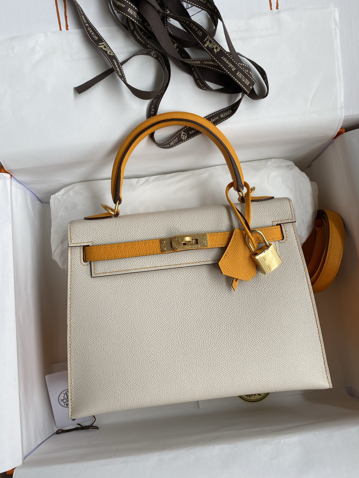 NO:741278,Hand-stitched Kelly 25cm imported Esom leather, milkshake white and sun yellow, brushed gold buckle, Hermes, Hermes, Hermes,19860909手缝Kelly 25cm 进口Esom皮 奶昔白拼太阳黄 拉丝金扣,爱马仕,hermes,Hermes,,Bag