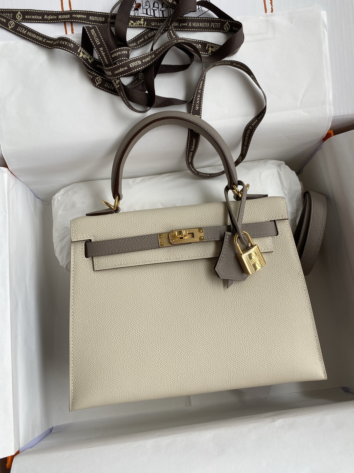 NO:741272,Hand-stitched Kelly 25cm imported Esom leather, milkshake white and asphalt gray, gold buckle, Hermes, Hermes, Hermes,19860909手缝Kelly 25cm 进口Esom皮 奶昔白拼沥青灰 金扣,爱马仕,hermes,Hermes,,Bag