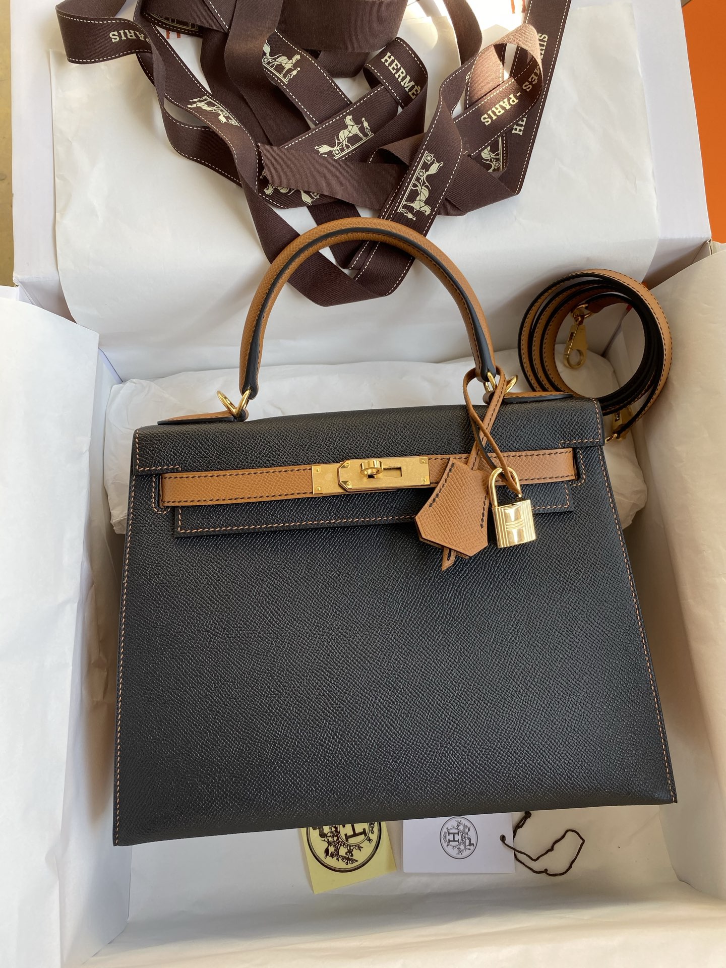 NO:741260,Hand-stitched Kelly 28cm imported Esom leather black with golden brown gold buckle, Hermes, hermes, Hermes,19860909手缝Kelly 28cm 进口Esom皮 黑色拼金棕 金扣,爱马仕,hermes,Hermes,,Bag