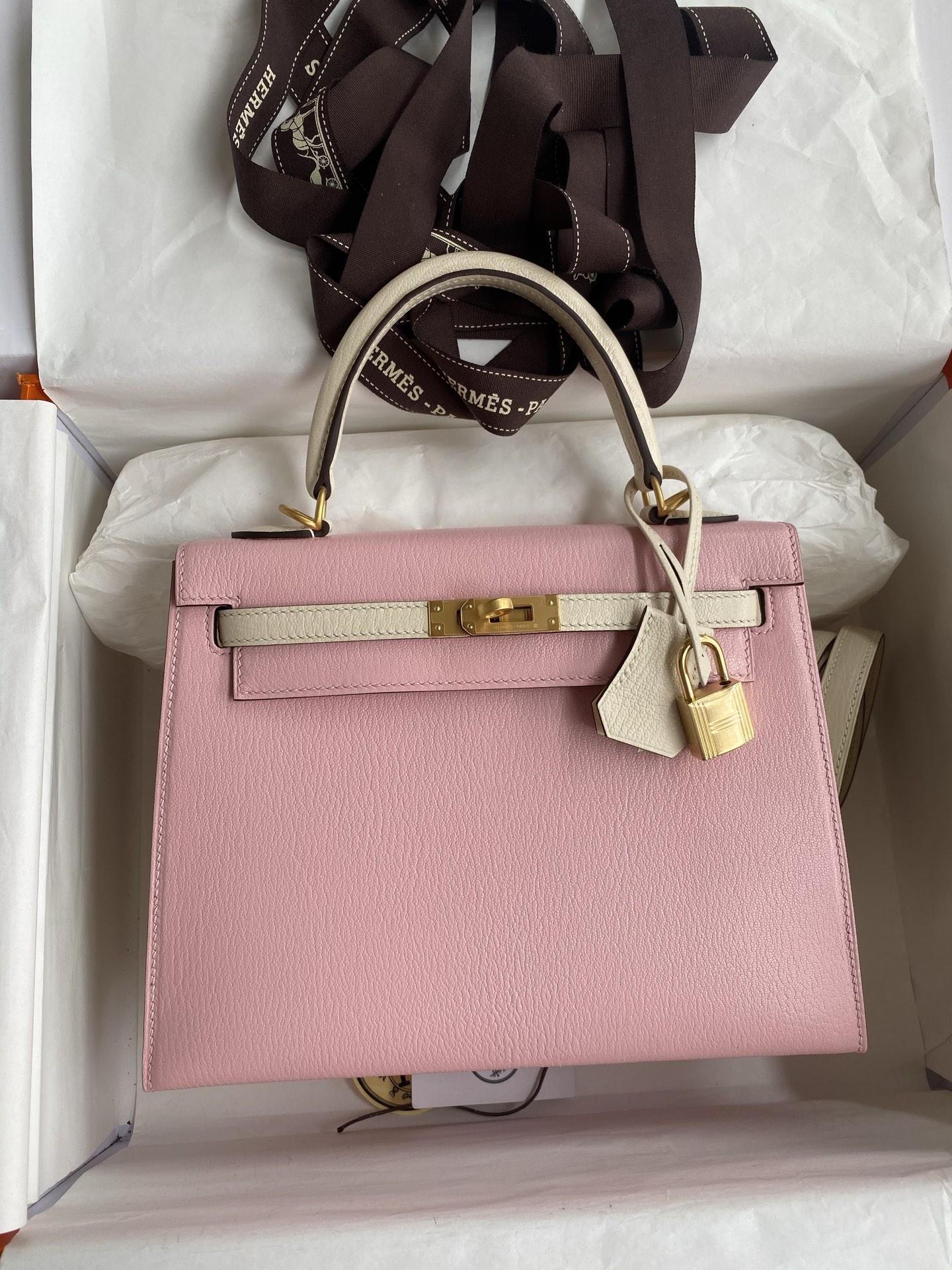 NO:741295,Hand-stitched Kelly 25cm imported goatskin 3Q pink and cream white brushed gold buckle, Hermes, hermes, sheepskin, Hermes,19860909手缝Kelly 25cm 进口山羊皮 3Q粉拼奶油白 拉丝金扣,爱马仕,hermes,sheepskin,Hermes,,Bag