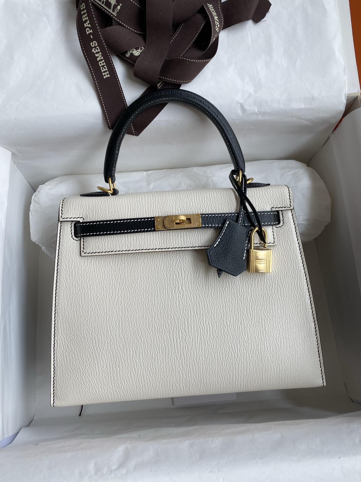 NO:741291,Hand-stitched Kelly 25cm imported goatskin, cream white and black, brushed gold buckle, Hermes, hermes, sheepskin, Hermes,19860909手缝Kelly 25cm 进口山羊皮 奶油白拼黑色 拉丝金扣,爱马仕,hermes,sheepskin,Hermes,,Bag