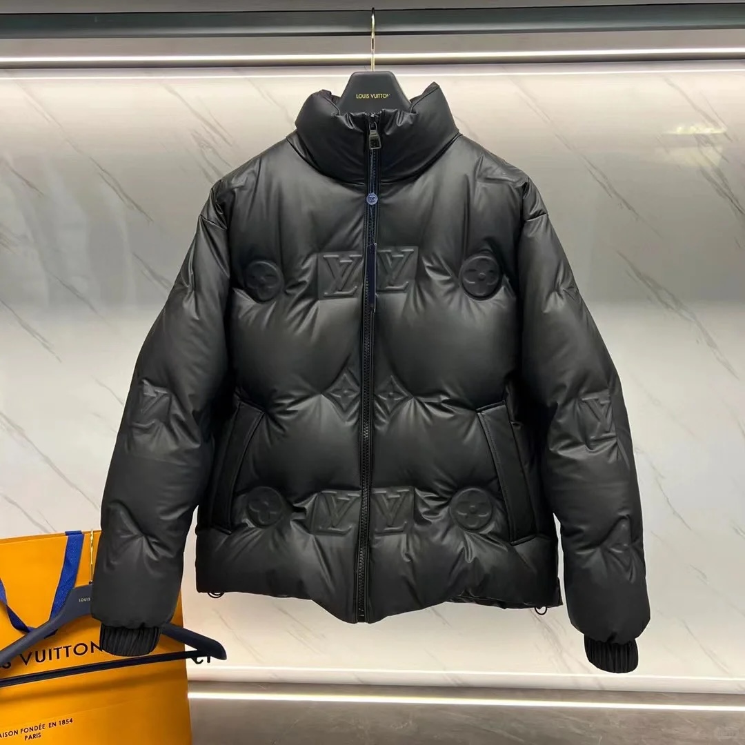 460💰❤️工厂价❤️
 💎高版本💎
 特级羽绒⬆️Louis 路易威登24FW科技皮膜MONOGRAM 老花立体浮雕压花羽绒夹克外套
本款束腰夹克为科技皮膜全幅 Monogram 图案
压花浮雕，采用95欧规鹅颈绒进行内部填充.
(⚠️售后只换码)
•标准版型
•全幅 Monogram 浮雕图案
•拉链前襟
•皮膜罗纹衣领
•侧缝口袋
•衬垫
•内部填充95%鹅绒填充
•主面料：100% 锦纶，涂层除外
•其他：84% 聚脂纤维，16% 锦纶
SIZE: 48-56. 
D9880076750029