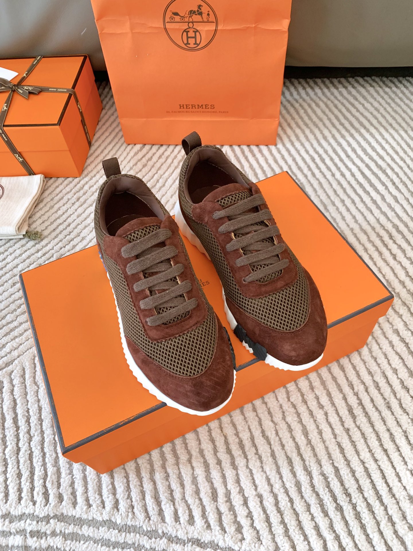 NO:225987,Hermes, a couple style, is a new product of Bouncing sports shoes. Light Napa calfskin spliced ​​suede, paired with contrasting colored sole, simple shoe shape, creates a lively and casual style. It is another must-have shoe. It has a cool and stylish feeling, light and comfortable, and it is comfortable to wear on the feet. The sports series is really fragrant, and it is also a wallet series that can't hold the wallet series. Pairing pants, skirts, and socks are all very beautiful. Original imported Napa calfskin, genuine leather midsole, water-dyed cowhide inner lining, full texture PK counter, original mold combination sole, lightweight creates a lively and fashionable trend, and the top version instantly kills imitations on the market!  High-end private customization, exclusive version of the teacher's paper grid craftsmanship, handmade by the master, Size Women's size 35-41 (40, 41, no return and exchange) Men's size 38-45, casual shoes/sports shoes, hermes, sneakers, wallets, skirts, cowhide, chamois leather, socks19860909出、情侣款Hermes 爆单新品Bouncing运动鞋  轻Napa小牛皮拼接麂皮,搭配撞色大底,简约鞋型,打造活力休闲风格 又是一款必火的鞋子,酷酷带着一种时髦感,轻盈舒适,上脚舒服到爆 运动系列真香定律,又是hold不住钱包系列,随便搭裤子,裙子 ,配袜子都是颜值爆表. 原产进口Napa小牛皮,真皮中底水染牛皮内里,质感十足PK专柜,原版模具组合大底,轻盈打造活力时尚潮流,顶级版本秒杀市面上仿货！ 高端私人定制,独家版师纸格工艺,老师傅手工制作、Size 女码 35-41（40、41、不退换） 男码 38-45,休闲鞋/运动鞋,hermes,sneakers,wallets,skirts,cowhide,chamois leather,socks,Women's Shoes