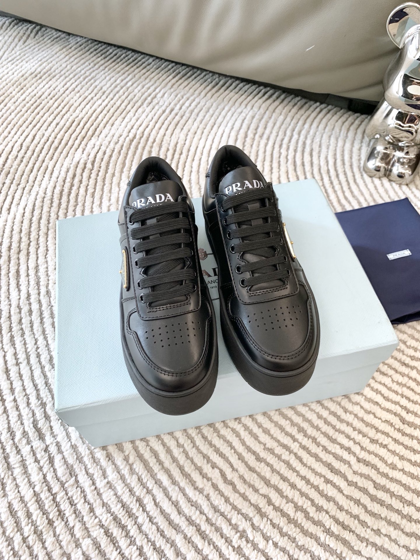 NO:437356,Out, couples Prada 22 new thick sole white shoes casual sneakers This sneaker continues the long-lasting outline and is a new classic item. It is carefully crafted from white cowhide leather to enhance the style. The style is light and matched with the 'Prada' logo 4CM thick sole, suitable for all seasons. It can be matched with various casual styles. In an era when various styles are filled with the eyes, the one that can be matched for a long time is the one that captures people's hearts little by little. Fabric: original custom-made top cowhide Inner: sheepskin Outsole: TPU wave anti-slip original outsole Sole Thickness: 4CM Size Women 35-40, casual shoes/sports shoes, prada, prada, sneakers, cowhide, sheepskin19860909出、情侣款 Prada普拉达 22新款 厚底 小白鞋 休闲运动鞋 这款运动鞋延续经久不衰的轮廓,是新款经典单品.采用白色牛皮革精心制作, 提升格调.款式轻盈,搭配“Prada”标志4CM厚底,四季皆宜,可与各式休闲造型搭配,在各种风格充斥眼球的时代,最能长久陪伴搭配的 一点一点俘获人心的当属小白鞋. 面料: 原版定制头层牛皮 内里: 羊皮 大底: TPU波浪防滑原版大底 底厚: 4CM 码数 女 35-40、,休闲鞋/运动鞋,prada,prada,sneakers,cowhide,sheepskin,Women's Shoes