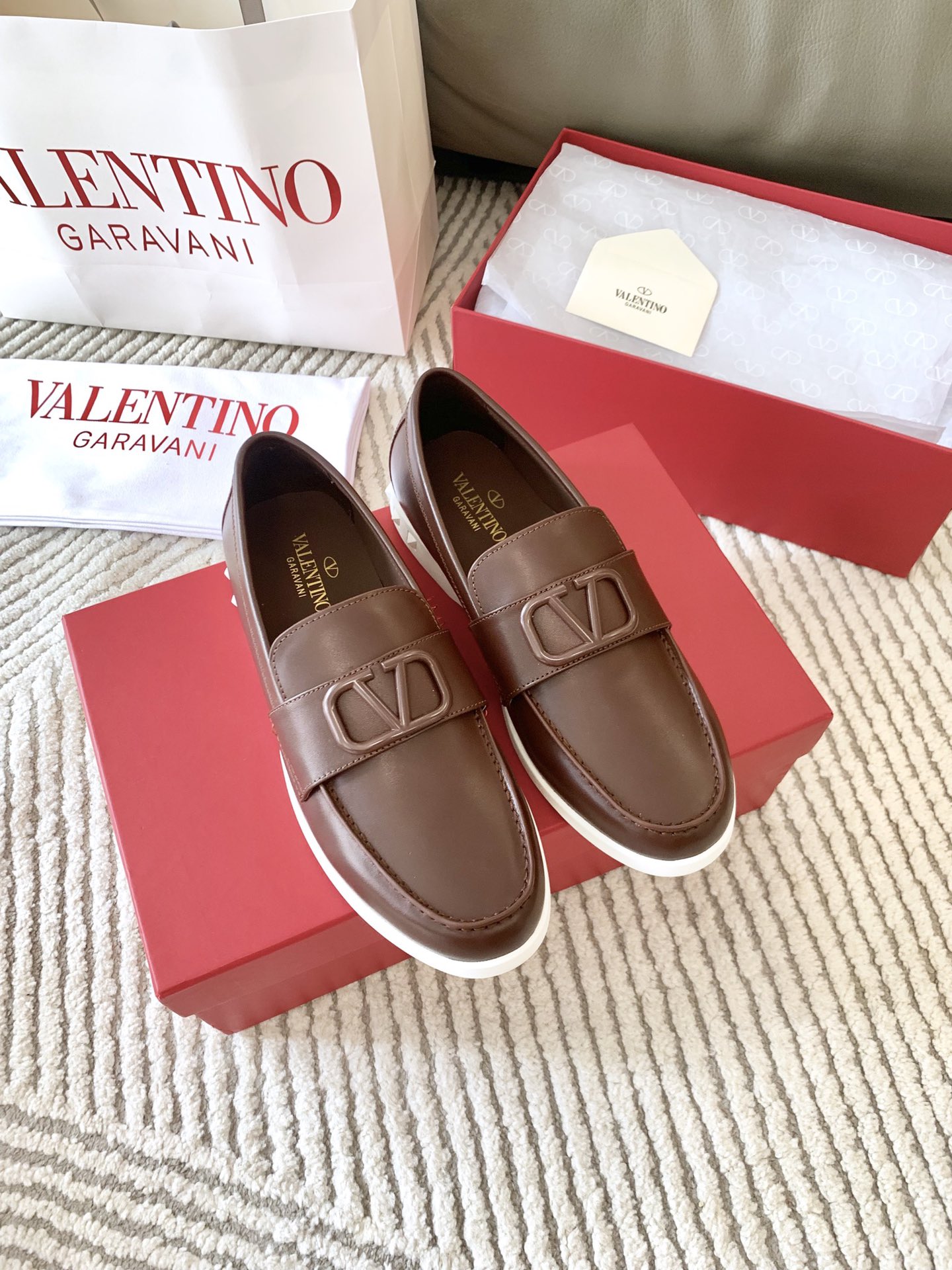 NO:260555,Venatio* Valentino counter synchronous popular loafers professional high-end, perfect replica, high-end quality, top-class authentic counters, complete set of high-end packaging, men's business trip, men's shoes, extremely comfortable to put on feet, you deserve it!  Imported high-end sheep squid / lychee pattern cowhide insole imported sheep squid / brand injection molding and rebound well. Original imported rubber sole (height 2cm) size38-45 (38.45 custom made), loafers, valentino, loafers, cowhide, sheepskin, sheep19860909出 Venatio*华伦天奴专柜同步爆款乐福鞋 专业高端 完美复刻 高端品质 顶级正品专柜一致全套高端包装 男士出差商务 一脚蹬男士鞋 上脚舒适度极高 你值得拥有！ 面料进口高端羊猄/荔枝纹牛皮 鞋垫进口羊皮/品牌注塑成型回弹好 大底原版进口橡胶底 (高2cm) size38-45(38.45定做）,乐福鞋,valentino,loafers,cowhide,sheepskin,sheep,Women's Shoes