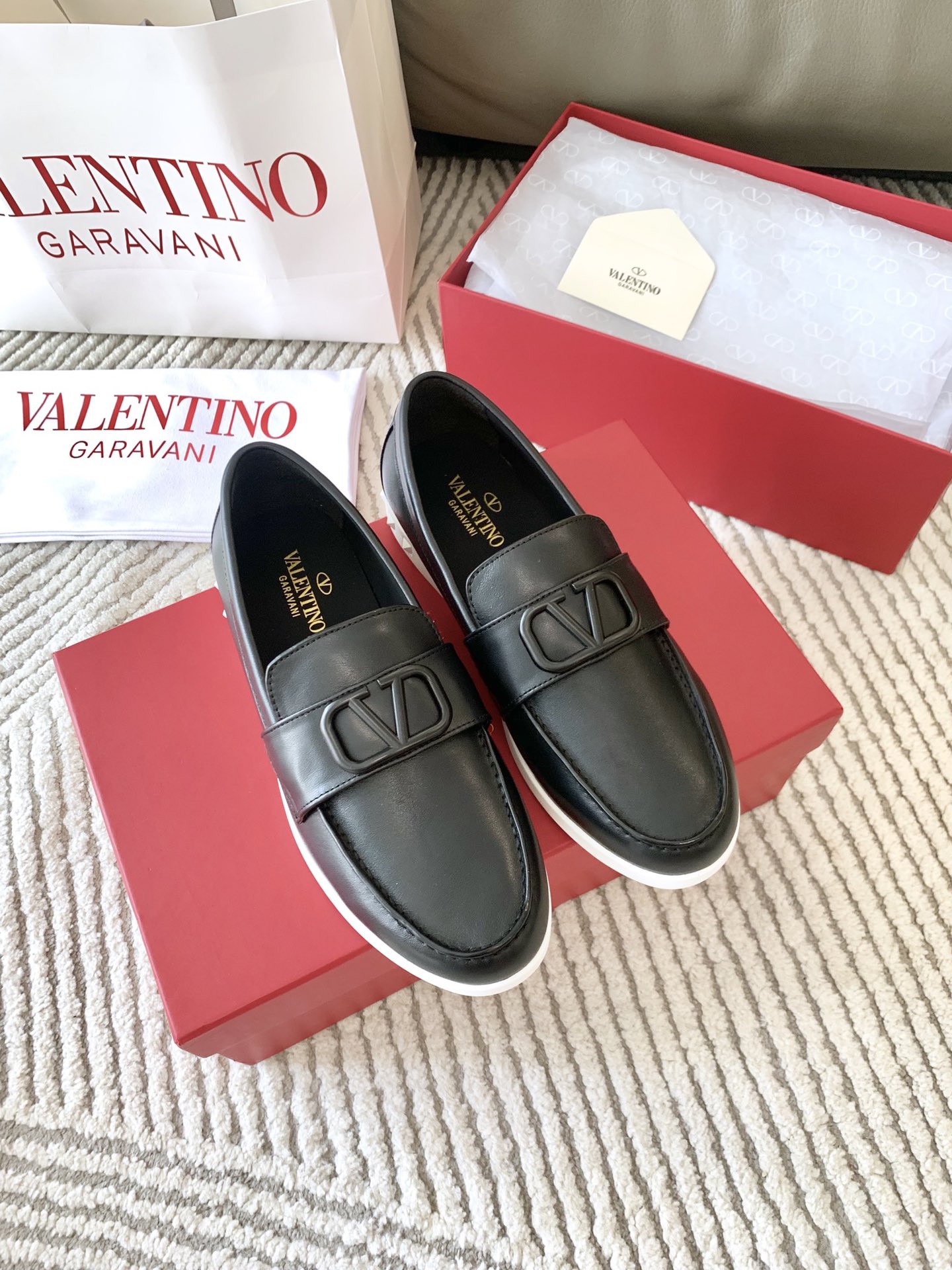 NO:260557,Venatio* Valentino counter synchronous popular loafers professional high-end, perfect replica, high-end quality, top-class authentic counters, complete set of high-end packaging, men's business trip, men's shoes, extremely comfortable to put on feet, you deserve it!  Imported high-end fabric with high-end sheep penis/litchi pattern cowhide insoles imported sheep penis/brand injection molding is good for rebound. Original imported rubber sole (height 2cm) size38-45 (38.45 custom made only), loafers, valentino, loafers, cowhide, sheepskin, sheep19860909出 Venatio*华伦天奴专柜同步爆款乐福鞋 专业高端 完美复刻 高端品质 顶级正品专柜一致全套高端包装 男士出差商务 一脚蹬男士鞋 上脚舒适度极高 你值得拥有！ 面料进口高端羊猄/荔枝纹牛皮 鞋垫进口羊皮/品牌注塑成型回弹好 大底原版进口橡胶底 (高2cm) size38-45(38.45定做 只做),乐福鞋,valentino,loafers,cowhide,sheepskin,sheep,Women's Shoes