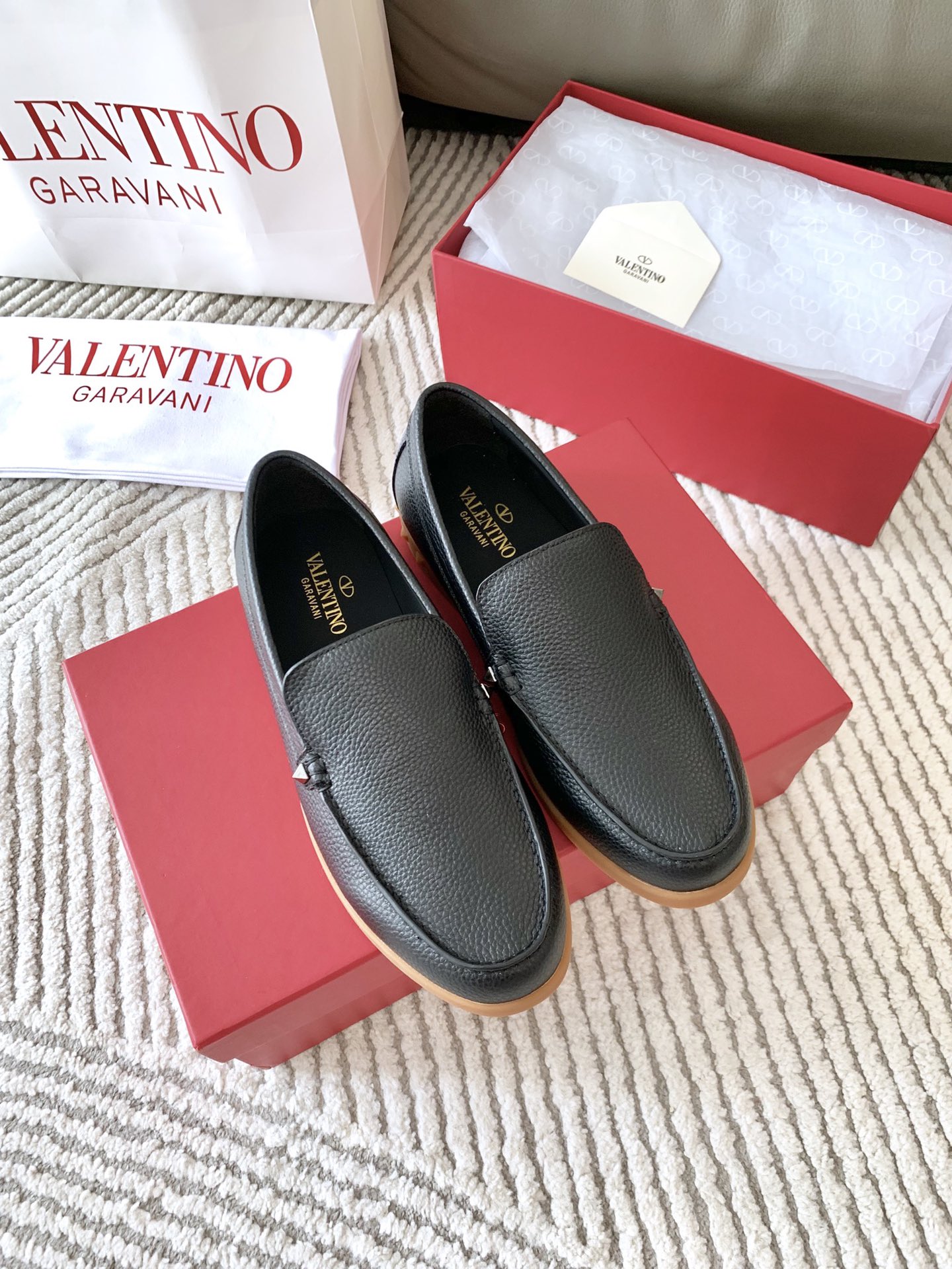 NO:260559,Venatio* Valentino counter synchronous popular loafers professional high-end, perfect replica, high-end quality, top-class authentic counters, complete set of high-end packaging, men's business trip, men's shoes, extremely comfortable to put on feet, you deserve it!  Imported high-end sheep squid / lychee pattern cowhide insole imported sheep squid / brand injection molding and rebound well. Original imported rubber sole (height 2cm) size38-45 (38.45 custom made), loafers, valentino, loafers, cowhide, sheepskin, sheep19860909出 Venatio*华伦天奴专柜同步爆款乐福鞋 专业高端 完美复刻 高端品质 顶级正品专柜一致全套高端包装 男士出差商务 一脚蹬男士鞋 上脚舒适度极高 你值得拥有！ 面料进口高端羊猄/荔枝纹牛皮 鞋垫进口羊皮/品牌注塑成型回弹好 大底原版进口橡胶底 (高2cm) size38-45(38.45定做）,乐福鞋,valentino,loafers,cowhide,sheepskin,sheep,Women's Shoes
