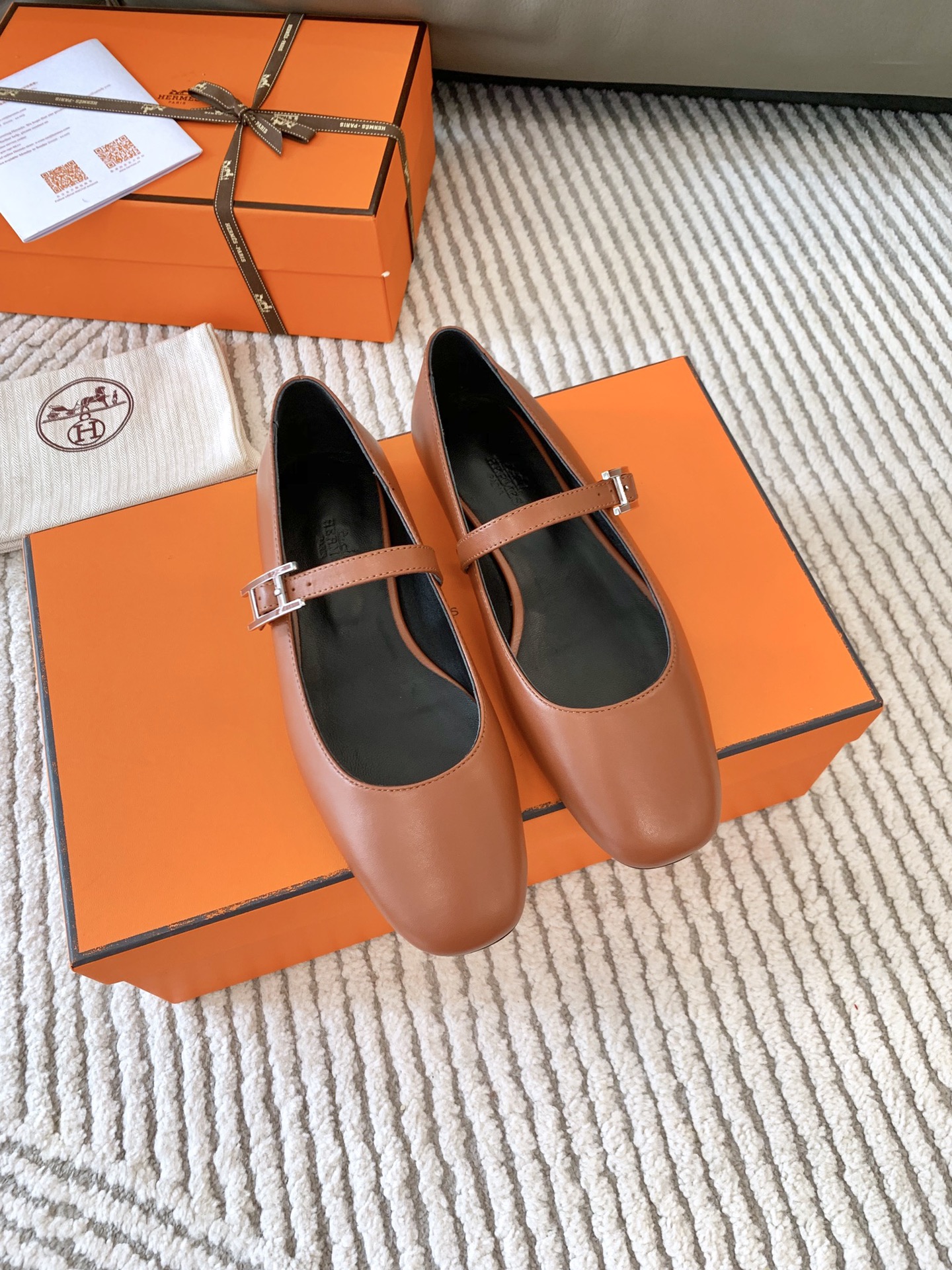 NO:232862,Hermes' new product, the super-large kelly button series that explodes the entire network, is really hard not to love. The exaggerated kelly button is abrupt and has a strong sense of fashion when worn. The British Academy is cool and cool, handsome and worthy of being a temperamental girl who raises horses is really worthy of recommendation!  This exposed sandal is very fashionable and versatile, super comfortable, every detail is the ultimate design is simple and smooth, the main feature is a fashionable and trendy element, full of flexibility. It is very OK to match with all kinds of clothes. Such a good item is really worth buying and creating a casual and fashionable look. High-quality calfskin/suede material, imported sheepskin inner lining, imprinted authentic craftsman code, original electroplated hardware kelly buckle, Italian imported A genuine leather sole, high-end production details are full. ~The latest top configuration of the complete set of genuine packaging Size: 35–42 (40.41.42 custom made), ballet shoes, hermes, sandals, cowhide, sheepskin, chamois leather, Leather soles19860909出、Hermes 新品 吊炸全网的超大 kelly扣系列,真的让人很难不爱,浮夸的 kelly 扣放着突兀,穿上时尚感超强.英伦学院风酷飒性格,帅气值拉满,做个养马的气质女孩,真的非常值得安利！ 这款露跟凉鞋非常的时尚又百搭,超级的舒服,每一个细节都是做到极致设计简约流畅,主打的就是一个时尚潮流元素,率性十足.搭配各种各样的衣服都是很OK的,这么好的单品真的很值得入手,打造休闲时尚造型.  高定小牛皮/麂皮材质,进口绵羊皮内里,压印正品一致工匠码,原版电镀五金 kelly 扣,意大利进口A真皮大底,高端制作细节拉满. ～全套正品包装最新顶级配置 Size: 35–42(40.41.42定做),芭蕾舞鞋,hermes,sandals,cowhide,sheepskin,chamois leather,Leather soles,Women's Shoes