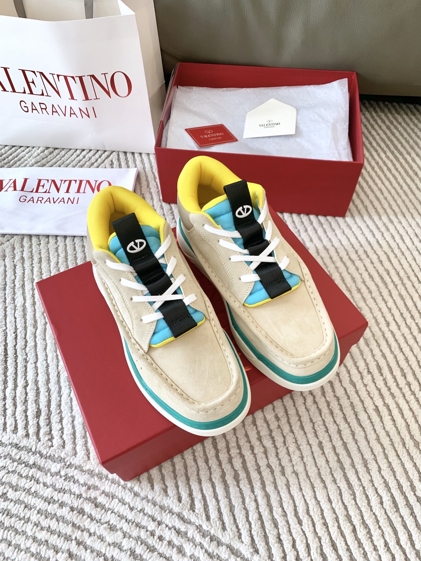 NO:260561,Top version of couples Valentino Valentino New Runboot series Couple models Thick sole Casual sports shoes Original purchase and development Made of goods Brand new Valentino Garavani Runboot sneakers are made of lambskin material, creating a contemporary style with both casual and formal style. Exquisite packaging of delivery counter Fabric original custom imported cowhide leather Inner original custom breathable net Outsole original open mold-unslip rubber material Sole thickness 4CM Size Women's 35-41, / Men's 39-45 (Female 40.41 custom made), casual shoes/sports, valentino, valentino, sneakers, cowhide, sheepskin19860909出顶级版本情侣款 Valentino华伦天奴 全新Runboot系列 情侣款 厚底 休闲 运动鞋 原版购入开发 做货 全新Valentino Garavani Runboot运动鞋采用小羊皮材质,以休闲和正式兼具的风格,打造当代风格 配送专柜精美包装 面料原版定制进口头层牛皮 内里原版定制透气网里 大底原版开模防滑橡胶材质 底厚4CM Size女款35-41、 / 男款39-45（女款40.41订做）,休闲鞋/运动鞋,valentino,valentino,sneakers,cowhide,sheepskin,Women's Shoes
