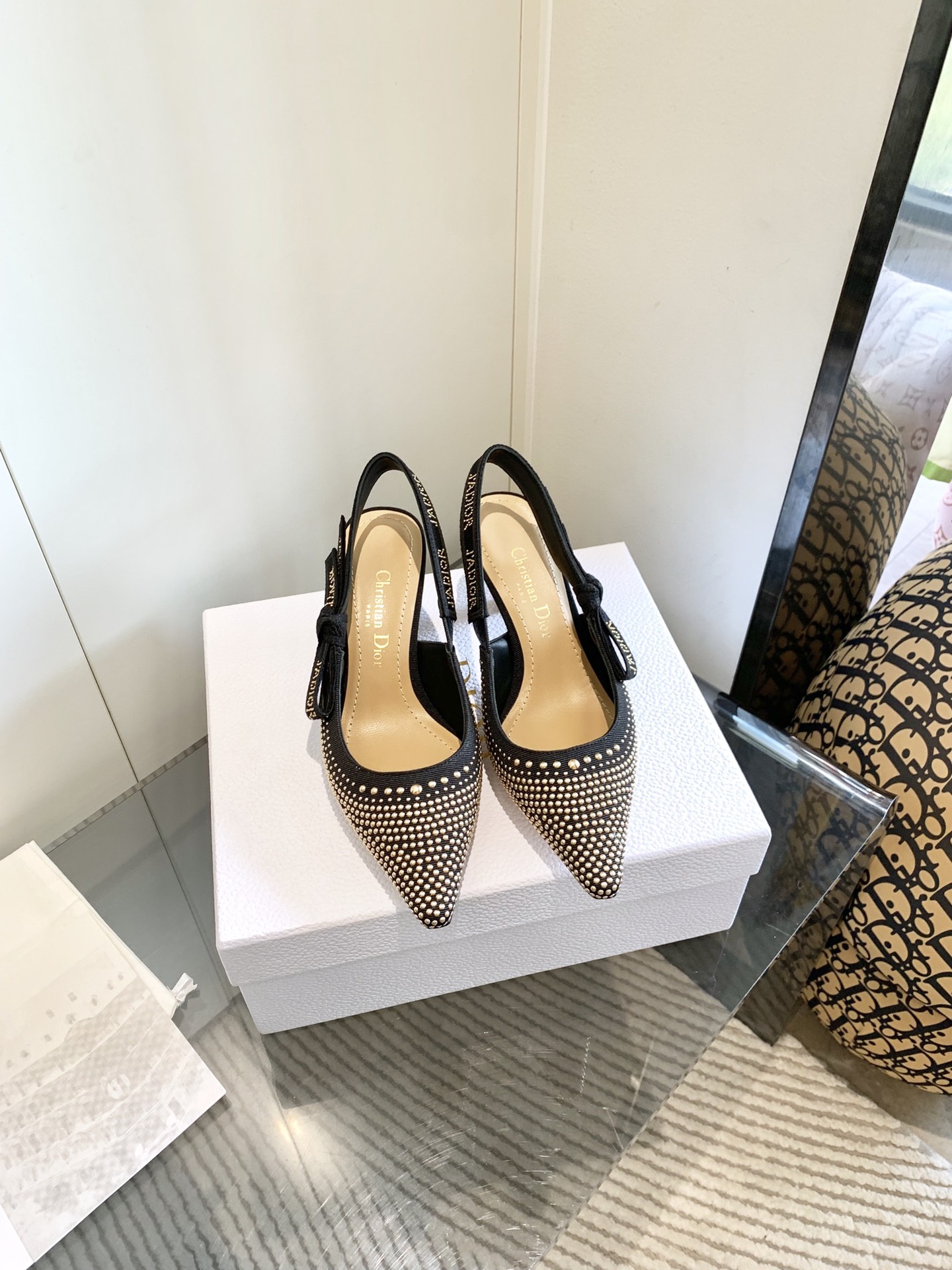 NO:262537,, J'ADIOR webbing women's shoes Dior Spring and summer show new punk style rivet shoes CD star same style bow square letter logo embroidered high heel sandals top high-end version on the market Exclusive first release Material: Original customized high temperature water-soluble embroidery fabric embellishment super heavy pure handmade rivets   water-dyed sheepskin footbeds   Italian genuine leather outsole Heel height: flat sole/6.5CM/9.5CM size33-44 (33.34.40.41.42.43.44 custom-made non-return and exchange), sandals, dior, dior, sandals, sheepskin, Leather soles19860909、 J'ADIOR织带女鞋 Dior 迪奥 春夏走秀新款朋克风格铆钉鞋 CD明星同款蝴蝶结方头字母logo刺绣高跟凉鞋 市面顶级高端版本 独家首发 材质:原版定制高温水溶刺绣面料点缀超重纯手工铆钉 水染羊皮垫脚 意大利真皮大底 跟高:平底/6.5CM/9.5CM size33-44(33.34.40.41.42.43.44定做不退换),凉鞋,dior,dior,sandals,sheepskin,Leather soles,Women's Shoes