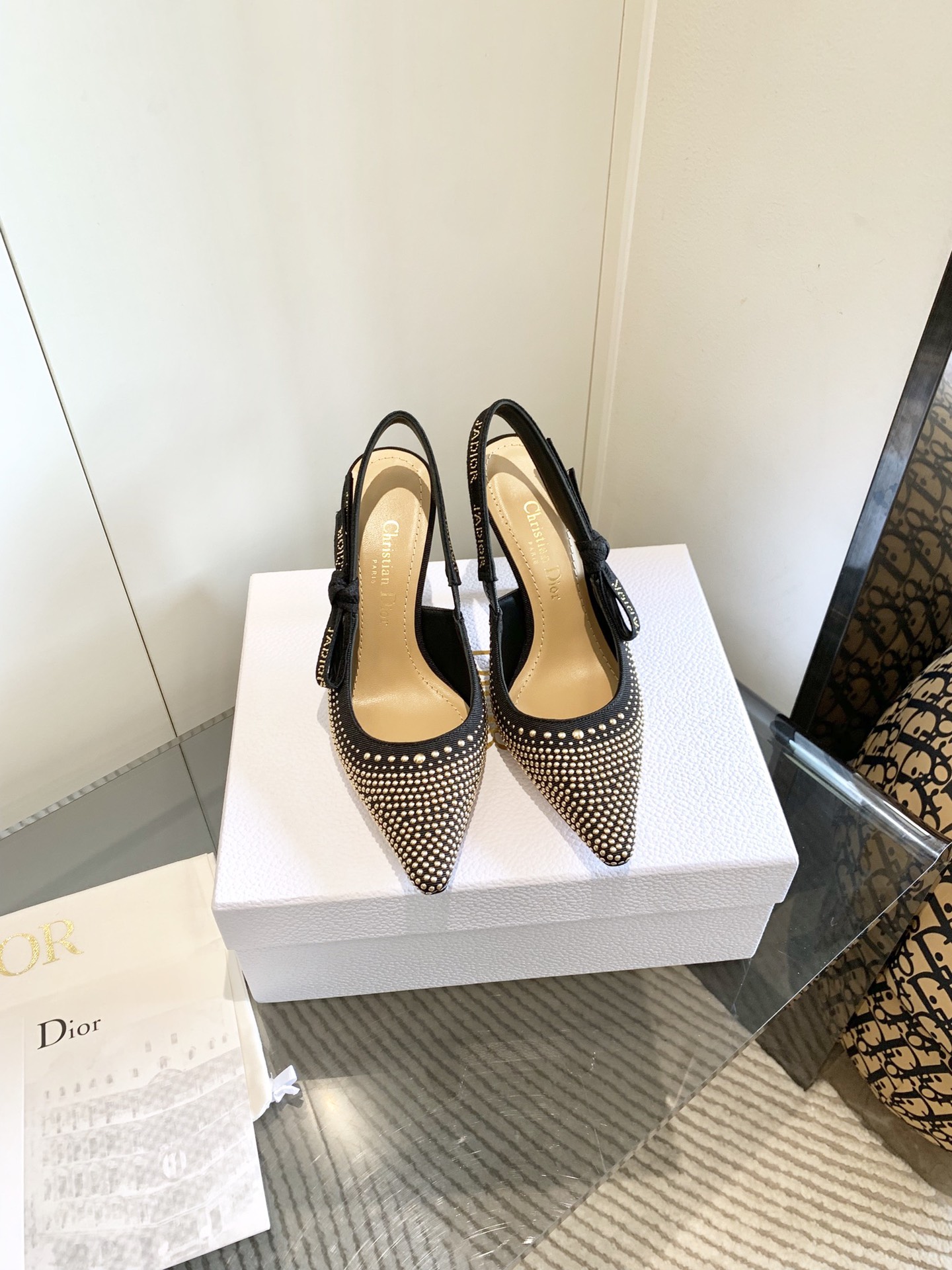 NO:260552,J'ADIOR webbing women's shoes Dior Spring and summer show new punk style rivet shoes CD star same style bow square letter logo embroidered high heel sandals top high-end version on the market Exclusive first release Material: Original customized high temperature water-soluble embroidery fabric embellishment super heavy pure handmade rivets   water-dyed sheepskin footbeds   Italian genuine leather outsole Heel height: flat sole/6.5CM/9.5CM size33-44 (33.34.40.41.42.43.44 Customized non-return and exchange), sandals, dior, dior, sandals, sheepskin, Leather soles19860909出 J'ADIOR织带女鞋 Dior 迪奥 春夏走秀新款朋克风格铆钉鞋 CD明星同款蝴蝶结方头字母logo刺绣高跟凉鞋 市面顶级高端版本 独家首发 材质:原版定制高温水溶刺绣面料点缀超重纯手工铆钉 水染羊皮垫脚 意大利真皮大底 跟高:平底/6.5CM/9.5CM size33-44(33.34.40.41.42.43.44定做不退换),凉鞋,dior,dior,sandals,sheepskin,Leather soles,Women's Shoes