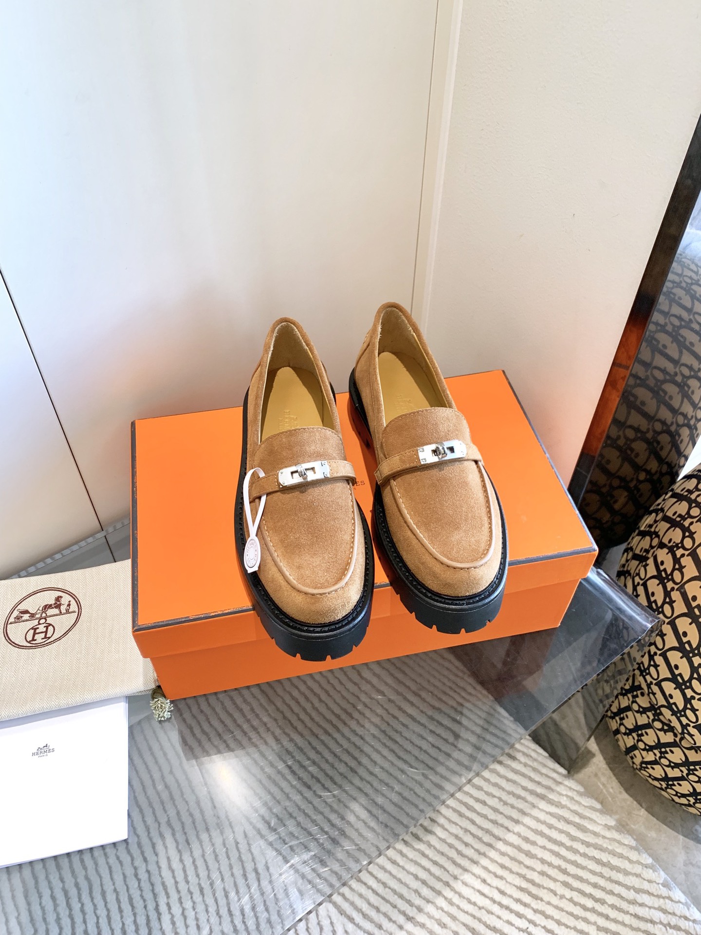 NO:260537,25 upgraded version Hermes latest last model Original development Paris loafers latest H-buckle loafers, with the ultimate craftsmanship, new colors for the counter in autumn and winter. It is definitely the model that you fall in love with at first sight. Various shows on the Internet platform, super versatile, classic, simple, comfortable to wear, and comfortable feet, making your feet very free. The unique and classic H-buckle design is the most tasteful, noble and charming, the new color scheme this year is simply too good to look. Exclusive imported French Nappa goatskin mixed-bred sheepskin inner Italian pure imported 316 pure steel, vacuum electroplated palladium, durable and never faded... With craftsman code, the advanced version is purely handmade, the line is extremely perfect. High-quality please recognize the exclusive authentic development, Italian custom last model, classic handicraft workshop.  Size34-42 (34.40.41.42 custom made without return or exchange), loafers, hermes, hermes, loafers, sheepskin19860909出、高端私人订制纯手工制作 25升级版 Hermes爱马仕最新楦型 原版开发Paris乐福鞋 最新H扣乐福鞋,工艺极致,同步专柜秋冬新色上新. 绝对是让你一眼爱上的款,网络平台各种秀,超能百搭,经典,简约,好穿舒适的脚感,让脚非常自由. 别致经典的的H扣设计,最具品味 高贵 魅力 ,今年新出的配色简直不要太好看. 独家进口法国Nappa 山羊皮 混种羊皮内里 意大利纯进口316纯精钢,真空电镀钯金,耐用永不掉色... 内附工匠码 高级版师纯手工制作,走线极致完美 高品质请认准独家正品开发,意大利订制楦型,经典手工坊. Size34—42（34.40.41.42定做不退换）,乐福鞋,hermes,hermes,loafers,sheepskin,Women's Shoes