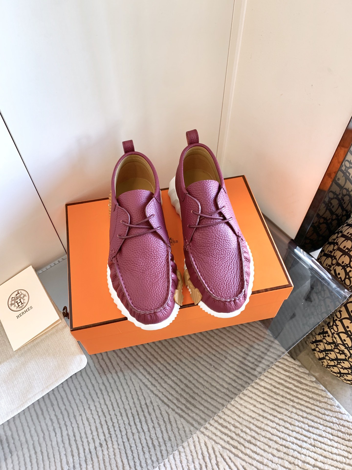 NO:225990,Exclusive real shot (top version) couple model H home 25ss early spring white shoes, lasted boots   British retro design, classic and durable, original inverted mold last, ultimate 1:1 shape, imported high-end fabrics present exquisite texture, luxury packaging - unparalleled quality, imported upper, imported niujing/cowhide, imported titanium leather, sole open mold custom A-class high-definition private mold outsole size women's 35-41 men's 38-44, women's 40, 41 custom made, men's 38, 45 custom made, casual shoes/sports shoes, boots, sneakers, cowhide19860909出、独家实拍（顶级版本）情侣款 H家25ss早春小白鞋 经楦靴型 英伦复古设计 经典耐看 原版倒模楦型 极致1:1形状 进口高端面料呈现出精致质感 奢华包装 -无二品质 鞋面进口牛京/牛皮 内里进口胎牛皮 鞋底开模定制A级高密私模大底 size女款35-41男款38-44、女款40、41订做、男款38、45订做,休闲鞋/运动鞋,boots,sneakers,cowhide,Women's Shoes