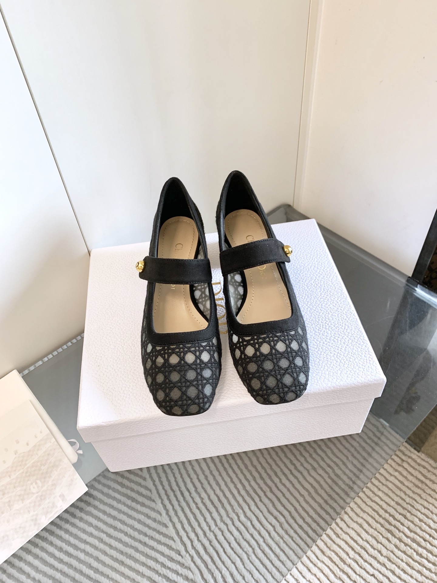 NO:705939,Out of Dior's 2025 autumn and winter catwalk new Icon series elegant women's shoes with cannage jacquard embroidery. The same style as the star's CD letter logo hardware buckle cylindrical heel Ma ballet doll shoes. Square toe low heel Mary Jane lace shoes. Material imported mixed sheep leather/high temperature water-soluble electric embroidery technology fabric + water-dyed sheepskin feet + Italian leather outsole. Heel height: 3.5CM  Size34-44 standard code (34.40.41.42.43.44 customization is not returnable), ballet shoes, dior, dior, mary jane, sheepskin, sheep, Leather soles19860909出 Dior 迪奥2025秋冬走秀新款Icon系列藤格纹提花刺绣优雅女鞋 明星同款CD字母logo五金扣圆柱跟玛芭蕾舞娃娃鞋 方头低跟玛丽珍蕾丝单鞋 材质进口混种羊猄皮/高温水溶电绣科技面料+水染羊皮垫脚+意大利真皮大底 跟高:3.5CM Size34-44标准码（34.40.41.42.43.44定制不退换）,芭蕾舞鞋,dior,dior,mary jane,sheepskin,sheep,Leather soles,Women's Shoes