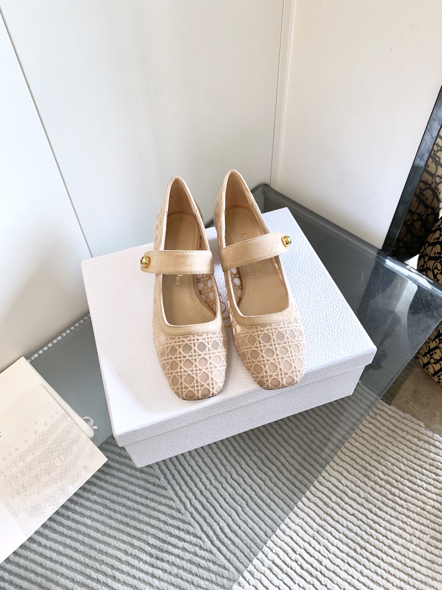 NO:129622,Dior Dior autumn and winter show new Icon series rattan check jacquard embroidery elegant women's shoes, same style as the star CD letter logo hardware buckle cylindrical heel ma ballet doll shoes, square toe low heel Mary Jane lace single shoes, material imported mixed-bred sheep leather/high temperature water-soluble electric embroidery technology fabric   water dyed sheepskin footbed   Italian leather outsole Heel height: 3.5CM Size34-44 standard code (34.40.41.42.43.44 custom non-return and exchange), Mary Jane, dior, dior, mary jane, sheepskin, sheep, Leather soles19860909出 Dior 迪奥秋冬走秀新款Icon系列藤格纹提花刺绣优雅女鞋 明星同款CD字母logo五金扣圆柱跟玛芭蕾舞娃娃鞋 方头低跟玛丽珍蕾丝单鞋 材质进口混种羊猄皮/高温水溶电绣科技面料 水染羊皮垫脚 意大利真皮大底 跟高:3.5CM Size34-44标准码（34.40.41.42.43.44定制不退换）,玛丽珍,dior,dior,mary jane,sheepskin,sheep,Leather soles,Women's Shoes