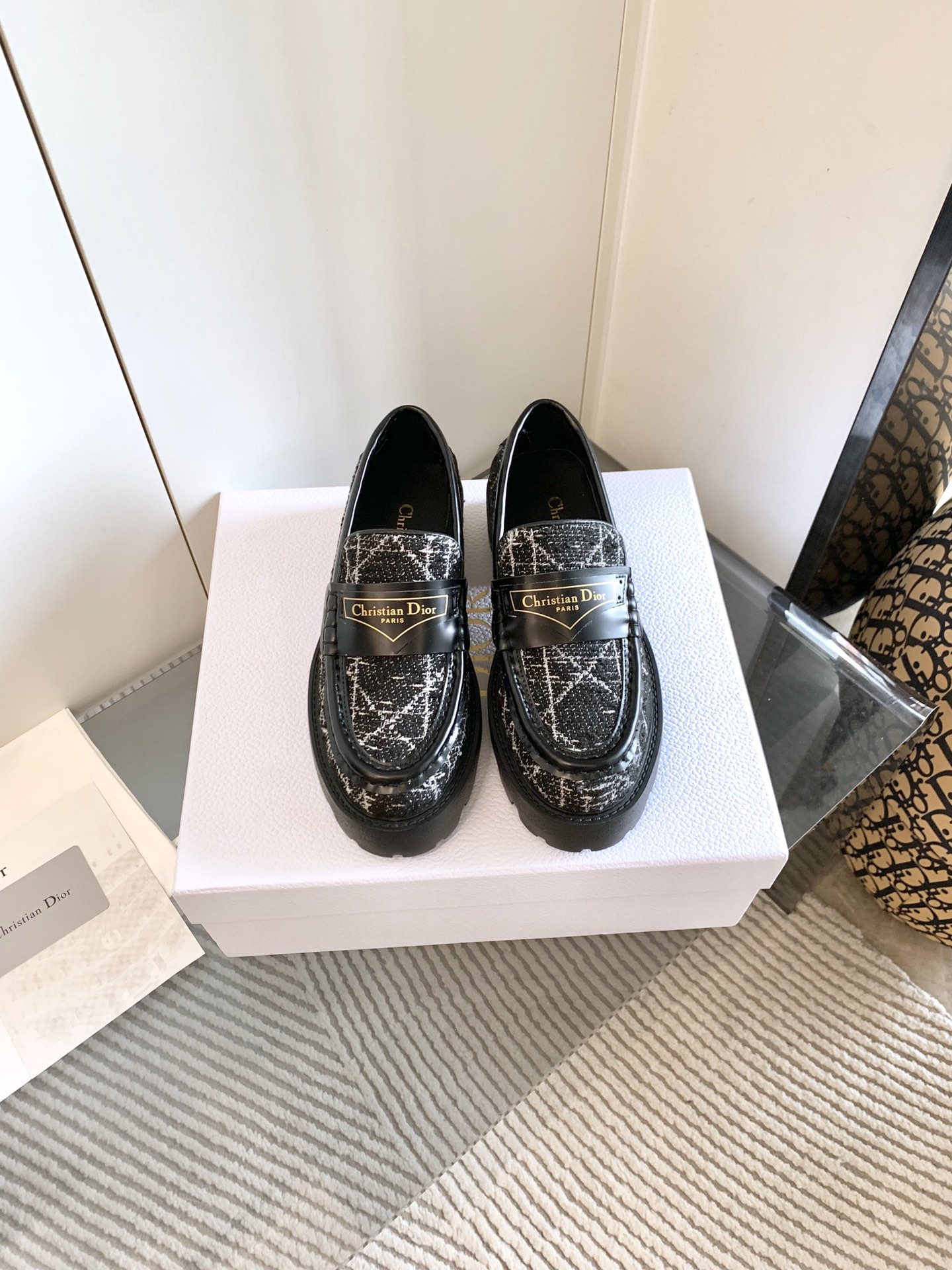 NO:260554,DIOR CHRONO DIOR loafers. New products of high-version counter. Original purchase. Original development 1:1. Exclusive original mold-opening hardware without color difference. The dazzling classic and versatile CD logo is unique. The brand exclusive zipper. Fabric: calf leather surface, open edge beads. Inner: Custom imported cowhide inner sole: original mold-opening anti-slip TPU material full of details... The quality is completely consistent with the counter. The configuration of the counter original packaging. 2 colors SIZE35-40 (41 can be customized), loafers, dior, dior, loafers, cowhide19860909出、高版本DIOR CHRONO 迪奥乐福鞋. 高版本专柜新品. 原版购入. 原版开发1:1做货. 独家原版开模无色差五金件. 耀眼经典百搭CD logo别出心栽..品牌专属拉链.  面料 : 小牛皮面 、开边珠 内里 : 定制进口牛皮内里 鞋底 : 原版开模防滑TPU材质 细节满满…品质完全与专柜一致..配置专柜原版包装. 2色入 SIZE35-40（41可订做）,乐福鞋,dior,dior,loafers,cowhide,Women's Shoes