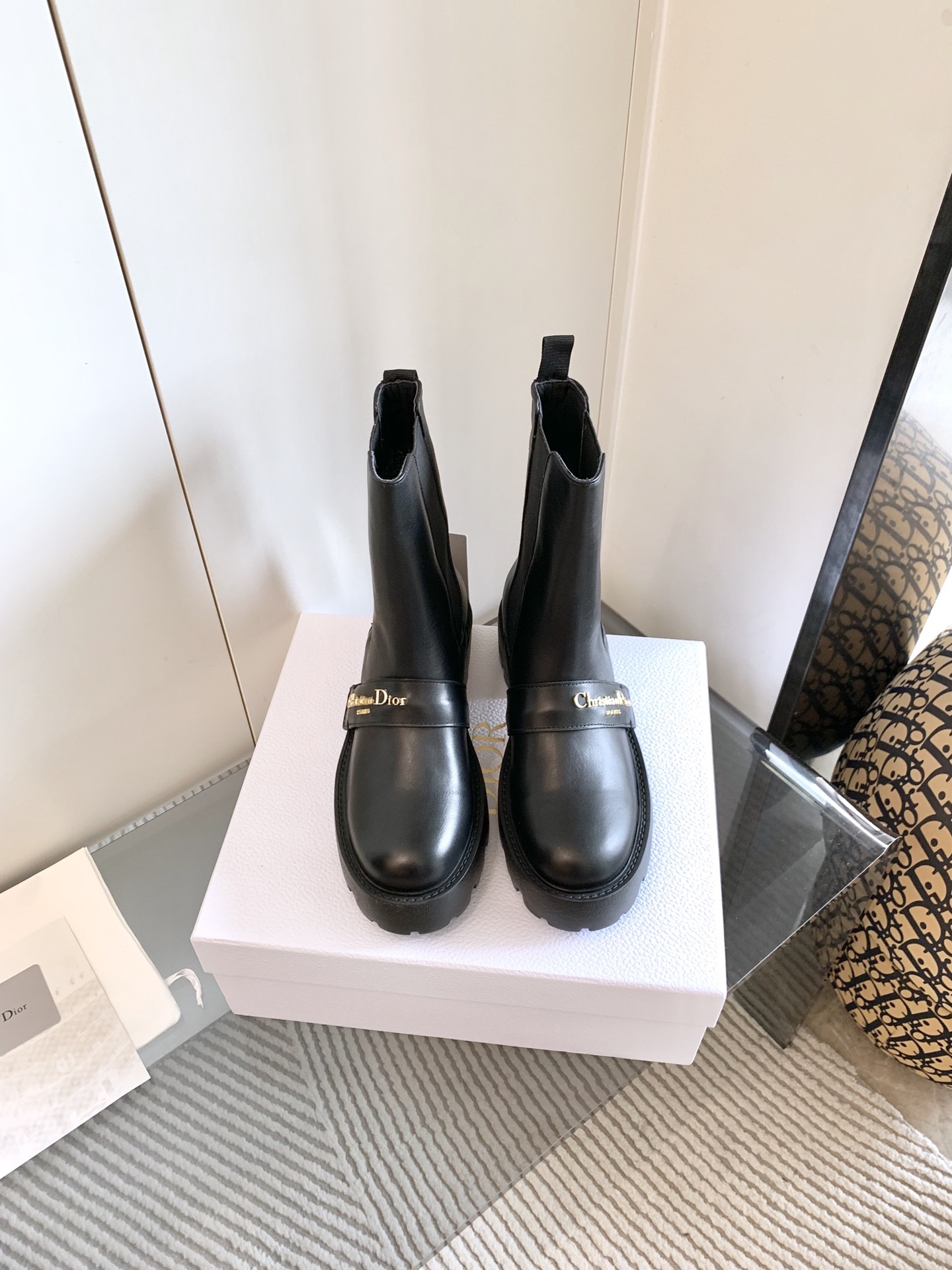 NO:459923,DIOR CHRONO DIO short boots. New products of high-version counter. Original purchase. Original development 1:1 made. Exclusive original mold opening hardware. The dazzling classic and versatile CD logo is unique. Brand exclusive zipper. Fabric: calf leather surface, edge beads, inner lining: customized imported cowhide inner sole: original mold opening anti-slip TPU material full of details... The quality is completely consistent with the counter. The configuration of the counter original packaging. 2 colors SIZE35-40 (41 can be customized), boots, dior, dior, boots, cowhide19860909出、DIOR CHRONO 迪奥短靴. 高版本专柜新品. 原版购入. 原版开发1:1做货. 独家原版开模无色差五金件. 耀眼经典百搭CD logo别出心栽..品牌专属拉链.  面料 : 小牛皮面 、开边珠 内里 : 定制进口牛皮内里 鞋底 : 原版开模防滑TPU材质 细节满满…品质完全与专柜一致..配置专柜原版包装. 2色入 SIZE35-40（41可订做）,靴子,dior,dior,boots,cowhide,Women's Shoes