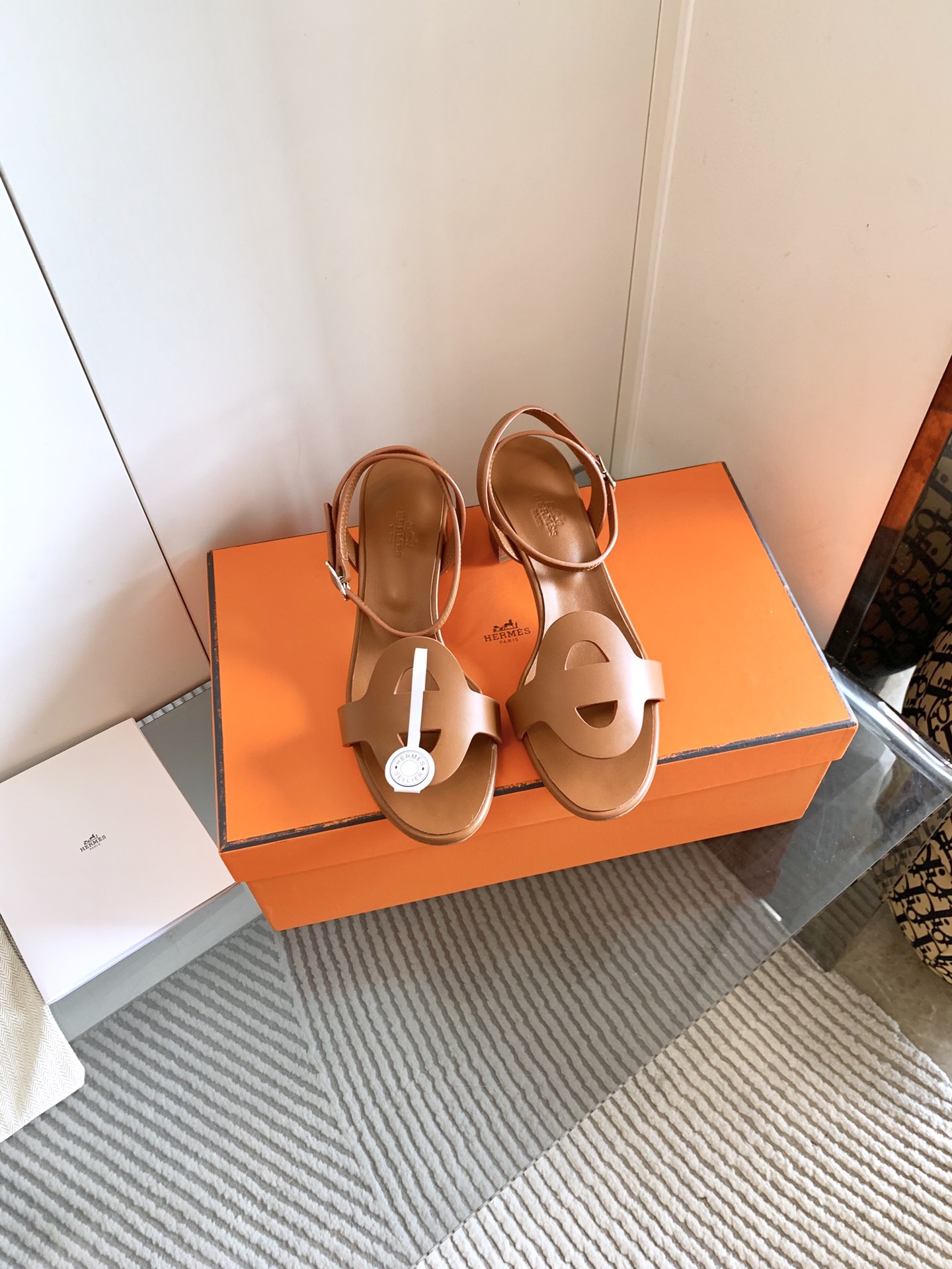 NO:232869,It is made of pure handicrafts and is the highest purchasing agent!  Hermes spring and summer new thick-heeled sandals, high-end customization, exclusive products, industry's highest version, authentic mold customization, fitting process, complete American version of authentic logo, exclusive version of genuine font, French sheepskin cut upper, Italian workshop imported from Europe's A-grade leather sole, inner lining: pure imported Italian mixed type, environmentally friendly goatskin Heel height: 6cm Original box private mold full set packaging size: 34~41 (34. 40.41) Custom-No return and exchange, sandals, hermes, sandals, sheepskin19860909出、巅峰珐琅纯手工艺制作,至尊代购级！Hermes春夏新款粗跟凉鞋 高端订制,独家产品 ,行业最高版本 正品开模定制 贴合工艺 完对美版正品logo,独家对版品正字体 法国羊皮裁断鞋面 意大利工坊进口欧洲原产A级皮底 内里:垫脚纯进口意大利混种 环保山羊皮 跟高: 6cm 原盒私模全套包装 size: 34~41（34. 40.41）定做-不退换,凉鞋,hermes,sandals,sheepskin,Women's Shoes