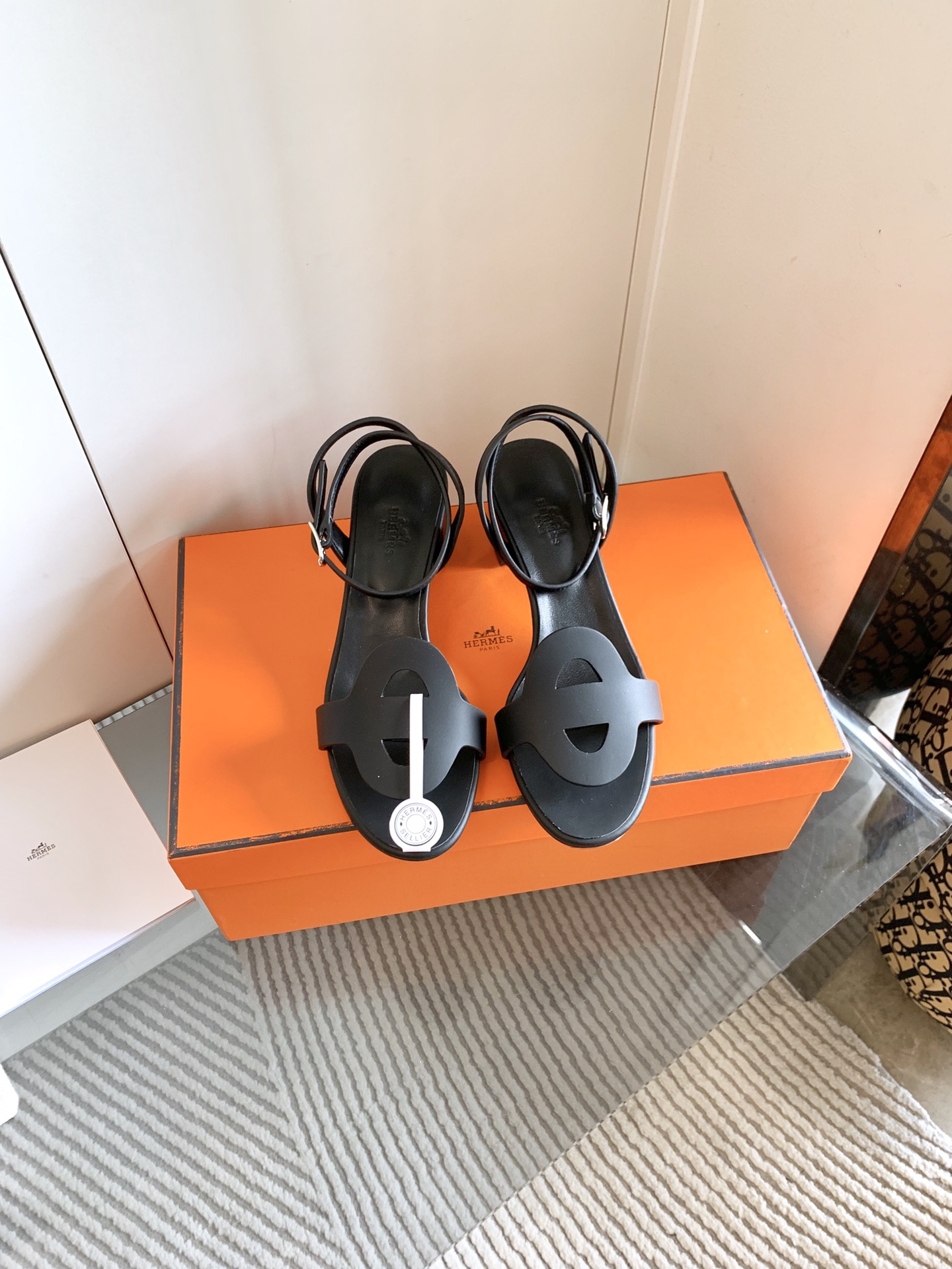 NO:232871,It is made of pure handicrafts and is the highest purchasing agent!  Hermes spring and summer new thick-heeled sandals, high-end customization, exclusive products, industry's highest version, authentic mold customization, fitting process, complete American version of authentic logo, exclusive version of genuine font, French sheepskin cut upper, Italian workshop imported from Europe's A-grade leather sole, inner lining: pure imported Italian mixed type, environmentally friendly goatskin Heel height: 6cm Original box private mold full set packaging size: 34~41 (34. 40.41) Custom-No return and exchange, sandals, hermes, sandals, sheepskin19860909出、巅峰珐琅纯手工艺制作,至尊代购级！Hermes 春夏新款粗跟凉鞋 高端订制,独家产品 ,行业最高版本 正品开模定制 贴合工艺 完对美版正品logo,独家对版品正字体 法国羊皮裁断鞋面 意大利工坊进口欧洲原产A级皮底 内里:垫脚纯进口意大利混种 环保山羊皮 跟高: 6cm 原盒私模全套包装 size: 34~41（34. 40.41）定做-不退换,凉鞋,hermes,sandals,sheepskin,Women's Shoes