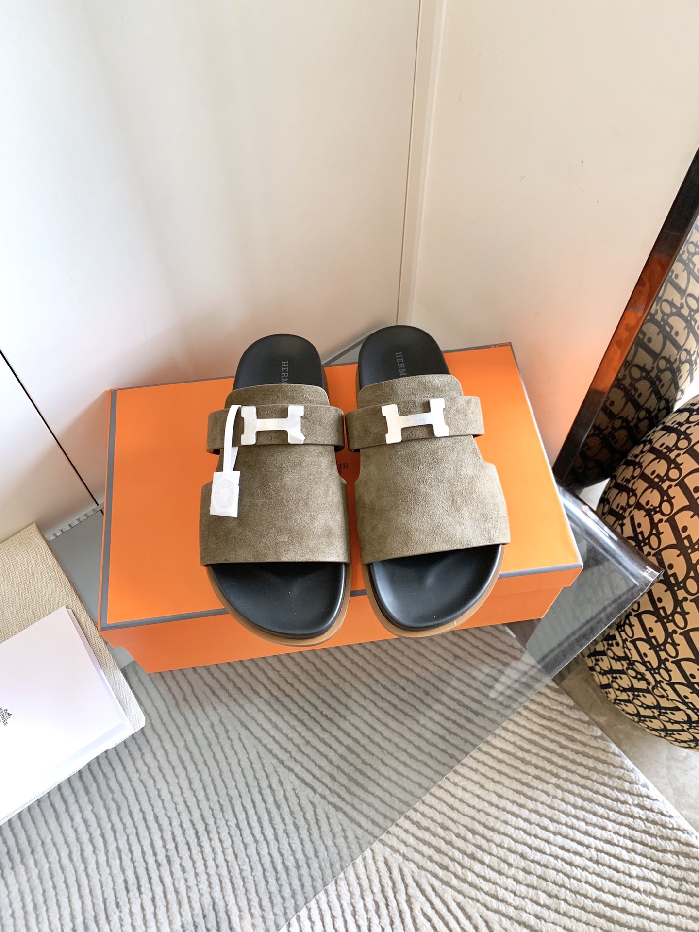 NO:129662,(Airplane box) Hermès Classic Men's Slippers, a thousand-year-old classic men's slippers, H-page contrasting design. The feet look white and hide the flesh, which is extremely comfortable and handsome!  The bright tones are also particularly suitable for summer, whether it is fitted with sports shorts or suits and shorts. High-end customized products, handmade by the teacher. The highest version in the industry, freely PK original version. The fabric uses imported Italian leather, with excellent texture, water-dyed cowhide leather in the inner footbed, imported Italian A-grade genuine leather sole. Full set of paired steel molds, perfect paired genuine logo, exclusive paired genuine fonts, each pair of products is pressed with a counter craftsman code. The counter new version drawer box matching packaging Size: 40-45 (45 can be customized, not returned or replaced), slippers, hermes, slippers, shorts, business suit, cowhide19860909（飞机盒子）Hermès 经典男仕拖鞋  万年经典男士拖鞋,H版面撞色设计.上脚显白藏肉,无比舒适帅气！亮色调的搭配撞色,也特别适合夏天,无论是配运动短裤或是西装短裤都不违和 高端定制级产品,版师级手工制作. 行业最高版本,随意PK原版. 面料采用意大利进口皮,质感超赞,内里垫脚水染牛皮,意大利进口A级真皮底 全套对版钢模,完美对版正品logo,独家对版正品字体,每一对产品都压有专柜工匠码 专柜新版抽屉盒配套包装 Size:40-45（45可定制,不退不换）,拖鞋,hermes,slippers,shorts,business suit,cowhide,Women's Shoes