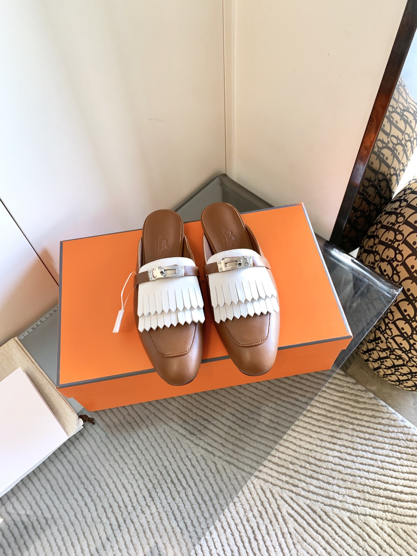 NO:129650,Hermes is purely handmade and high-end customized. The most popular ugly shoes this year, Destin Loafer, has a round and wide front palette that looks ugly, with a small round head shape, and looks slim and delicate on the feet, which is amazing!  The authentic calfskin palm pattern has a super good texture, matching bag pattern, stainless steel material kelly buckle genuine mold opening, French goatskin inner lining, imported Italian genuine leather sole, paired with trendy socks, suitable for daily commuting, recommended to buy!  size35–39 (40.41 can be customized without return or exchange), semi-torque, hermes, cowhide, sheepskin, Leather soles19860909出、Hermes 纯手工制作高端定制 今年最火爆的丑鞋Destin loafer,前掌又圆又宽看上去丑丑的,实物头型小圆,上脚显瘦秀气,惊艳的有些意外！ 正版小牛皮手掌纹质感超级好,匹配包包纹制定、精钢材质kelly扣正品开模,内里法国山羊皮,意大利进口真皮大底, 搭配潮袜,适合日常通勤,推荐入手！ size35–39（40.41可定制不退换）,半拖,hermes,cowhide,sheepskin,Leather soles,Women's Shoes