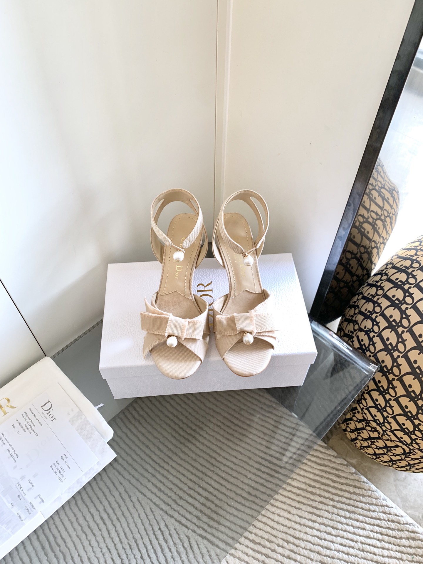 NO:129633,High-end version J'ADIOR tassel webbing shoes Dior Spring and summer show new Adiorble high heel women's shoes CD star same fashion tassel bow thin heel pearl alphabet logo hardware buckle open-toe sandals top high-end version on the market Material: original custom tassel grosgrain upper   water dyed sheepskin inner footbed   original open mold pearl hardware buckle   Italian leather outsole Heel height 8cmCM size35-44 (40. 41. 42. 43. 44 Customized non-return and exchange), sandals, dior, dior, sandals, sheepskin, Leather soles19860909出高版本 J‘ADIOR流苏织带女鞋 Dior 迪奥 春夏走秀新款Adiorble高跟女鞋 CD明星同款时尚流苏蝴蝶结细跟珍珠字母logo五金扣露趾凉鞋 市面顶级高端版本 材质:原版定制流苏罗缎鞋面 水染羊皮内里垫脚 原版开模珍珠五金扣 意大利真皮大底 跟高8cmCM size35-44（40. 41. 42. 43. 44定做不退换),凉鞋,dior,dior,sandals,sheepskin,Leather soles,Women's Shoes