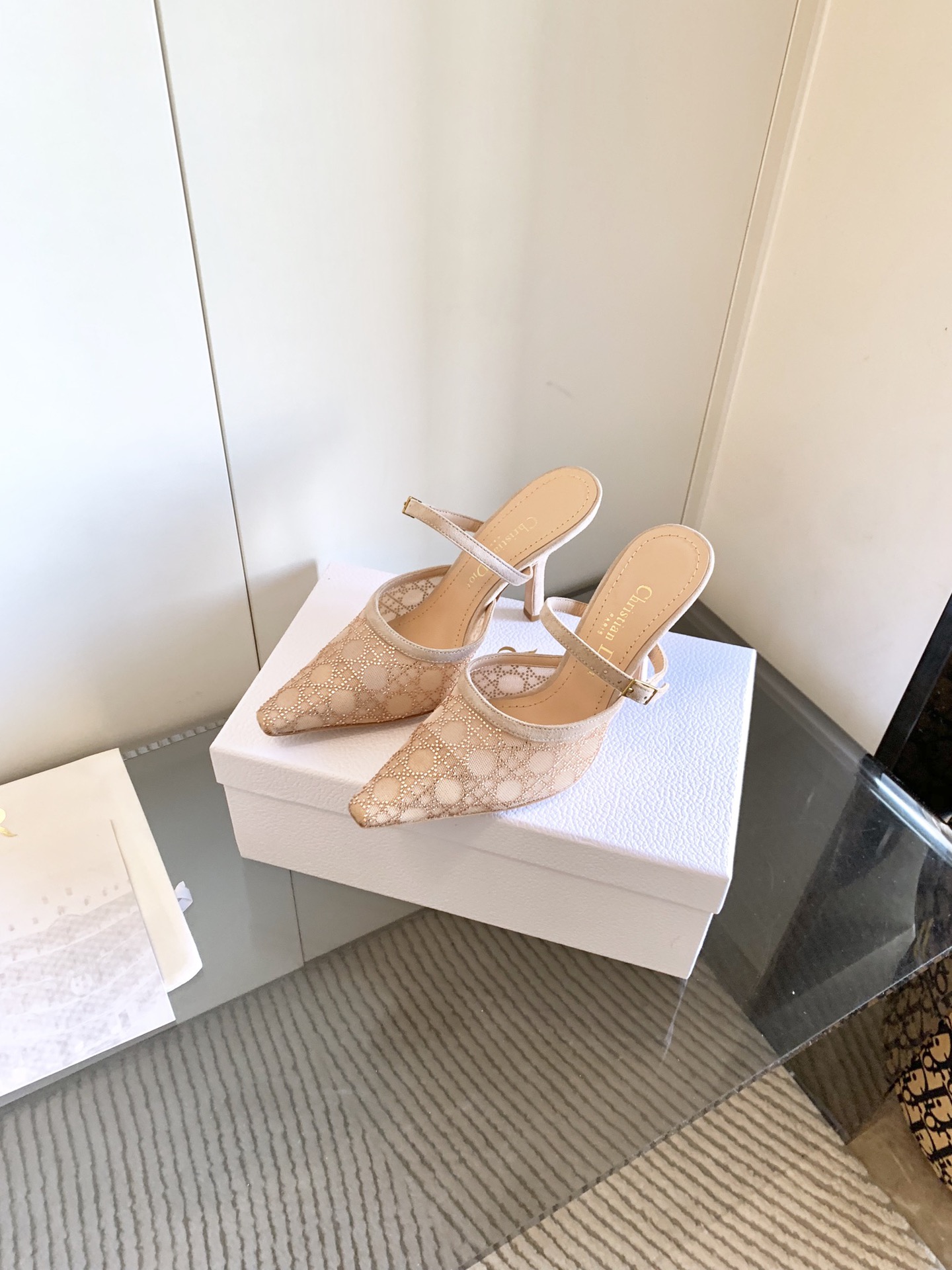 NO:439797,, High-version J'ADIOR webbing women's shoes Dior Spring and summer show new crystal shoes bling...bling... CD star same rhinestone bow square letter logo embroidered high heel sandals top high-end version on the market Exclusive first release Material: Original custom mesh embroidery fabric embellished Australian rhinestones + water-dyed sheepskin footbeds + Italian genuine leather outsole Heel height: flat sole/6.5CM/9.5CM size33-44 (33.34.40.41.42.43.44 custom-made non-return and exchange), semi-stork high heels, dior, dior, sandals, high heels, sheepskin, Leather soles19860909、高版本 J'ADIOR织带女鞋 Dior 迪奥 春夏走秀新款水晶鞋 bling...bling... CD明星同款水钻蝴蝶结方头字母logo刺绣高跟凉鞋 市面顶级高端版本 独家首发 材质:原版定制网面刺绣面料点缀澳洲水钻+水染羊皮垫脚+意大利真皮大底 跟高:平底/6.5CM/9.5CM size33-44(33.34.40.41.42.43.44定做不退换),半拖高跟鞋,dior,dior,sandals,high heels,sheepskin,Leather soles,Women's Shoes