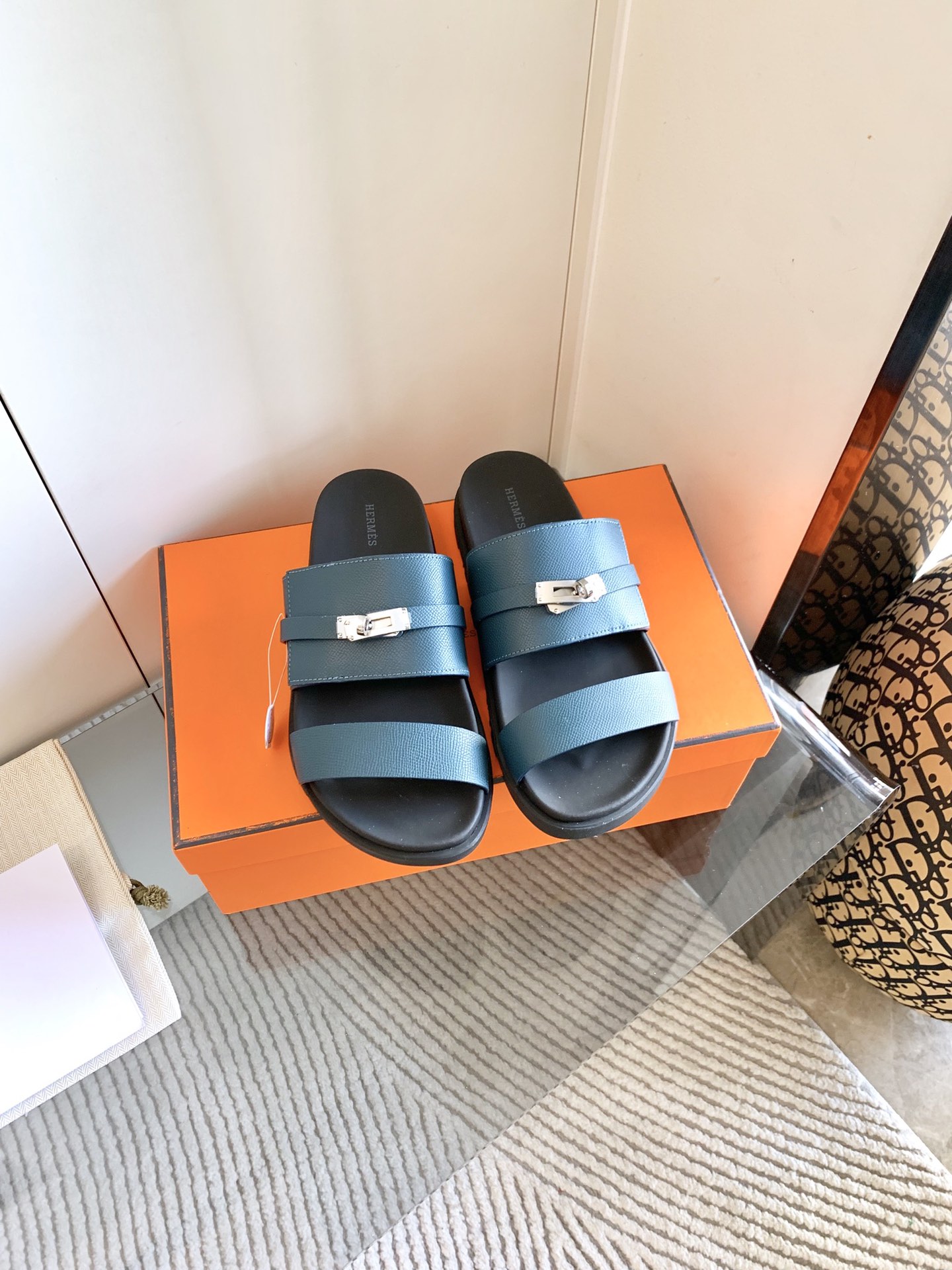 NO:232867,Women's, men's, H-home chypre sandals, old uncle's shoes, second-home chypre shoes, the color matching is so cute, it's so hard to buy, the foot feels so comfortable, no matter it wears skirts, pants, socks, or casual pants, they all look great. The style of old uncle's shoes is going to lead the fashion world again, and the popularity is a cycle, this summer must be its world, the foot is comfortable and fashionable, it will become a piece that will never go out of date, and it will become a classic and eternal hit. The best version on the market, the materials are never vague!  TPU abrasive tool with large bottom, mixed-bred sheepskin full-inclusive footbed, cowhide inner print craftsman code, genuine material SW cowhide/EP cowhide/imported suede, throwing out the leading version for several streets, without comparison, there is no harm!  size Women's model 35–43 (customized for sizes 40-43) Men's model 39-46 (customized for sizes 45, 46), slippers sandals, stuart weitzman, sandals, slippers, skirts, cowhide, sheepskin, chamois leather, socks19860909出女款、男款、H家 chypre凉鞋,老舅鞋,二舅鞋,配色萌到爆,巨难买,脚感巨舒服的,不管搭裙子,裤子,还是袜子,还是休闲裤都巨巨好看,老舅鞋这个风又要引领时尚界了,流行就是一个轮回,这个夏天必是它的天下,上脚舒适又A又时尚,将成为永远不过时的单品,又成一个经典永恒爆款 市面上最好的版本,用料选材绝不含糊！TPU磨具大底,混种羊皮全包垫脚,牛皮内里正确打印工匠码,正版材质SW牛皮/EP牛皮/进口麂皮,甩出先行版本几条街,没有对比就没有伤害！ size 女款35–43（40-43码定做）  男款39-46（45、46定做）,拖鞋凉鞋,stuart weitzman,sandals,slippers,skirts,cowhide,sheepskin,chamois leather,socks,Women's Shoes
