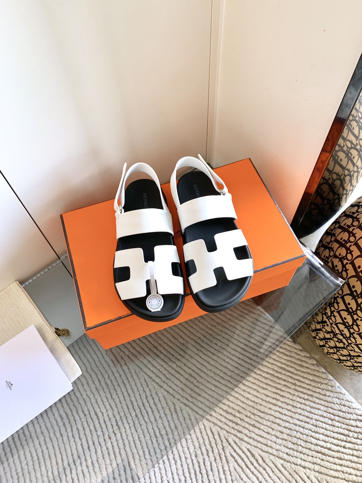 NO:439841,Women's, men's P, H's chypre sandals, old uncle's shoes, second uncle's shoes, the color matching is so cute, it's so hard to buy, the feet feel very comfortable, no matter whether it is dressed in skirts, pants, socks, or casual pants, they are very beautiful. Old uncle's shoes are going to lead the fashion world again, and popular is a cycle, this summer must be its world. It is comfortable and fashionable to wear, and it will become a timeless item, and it will become a classic and eternal hit. The best version on the market, and the materials are never vague!  TPU abrasive tool with large bottom, mixed-bred sheepskin full-inclusive footbed, cowhide inner print craftsman code, genuine material SW cowhide/EP cowhide/imported suede, throwing out the leading version for several streets, without comparison, there is no harm!  size Women's model 35–43 (customized for sizes 40-43) Men's model 39-46 (customized for sizes 45, 46), slippers, stuart weitzman, sandals, slippers, skirts, cowhide, sheepskin, chamois leather, socks19860909女款、男款P、H家 chypre凉鞋,老舅鞋,二舅鞋,配色萌到爆,巨难买,脚感巨舒服的,不管搭裙子,裤子,还是袜子,还是休闲裤都巨巨好看,老舅鞋这个风又要引领时尚界了,流行就是一个轮回,这个夏天必是它的天下,上脚舒适又A又时尚,将成为永远不过时的单品,又成一个经典永恒爆款 市面上最好的版本,用料选材绝不含糊！TPU磨具大底,混种羊皮全包垫脚,牛皮内里正确打印工匠码,正版材质SW牛皮/EP牛皮/进口麂皮,甩出先行版本几条街,没有对比就没有伤害！ size 女款35–43（40-43码定做）  男款39-46（45、46定做）,拖鞋,stuart weitzman,sandals,slippers,skirts,cowhide,sheepskin,chamois leather,socks,Women's Shoes