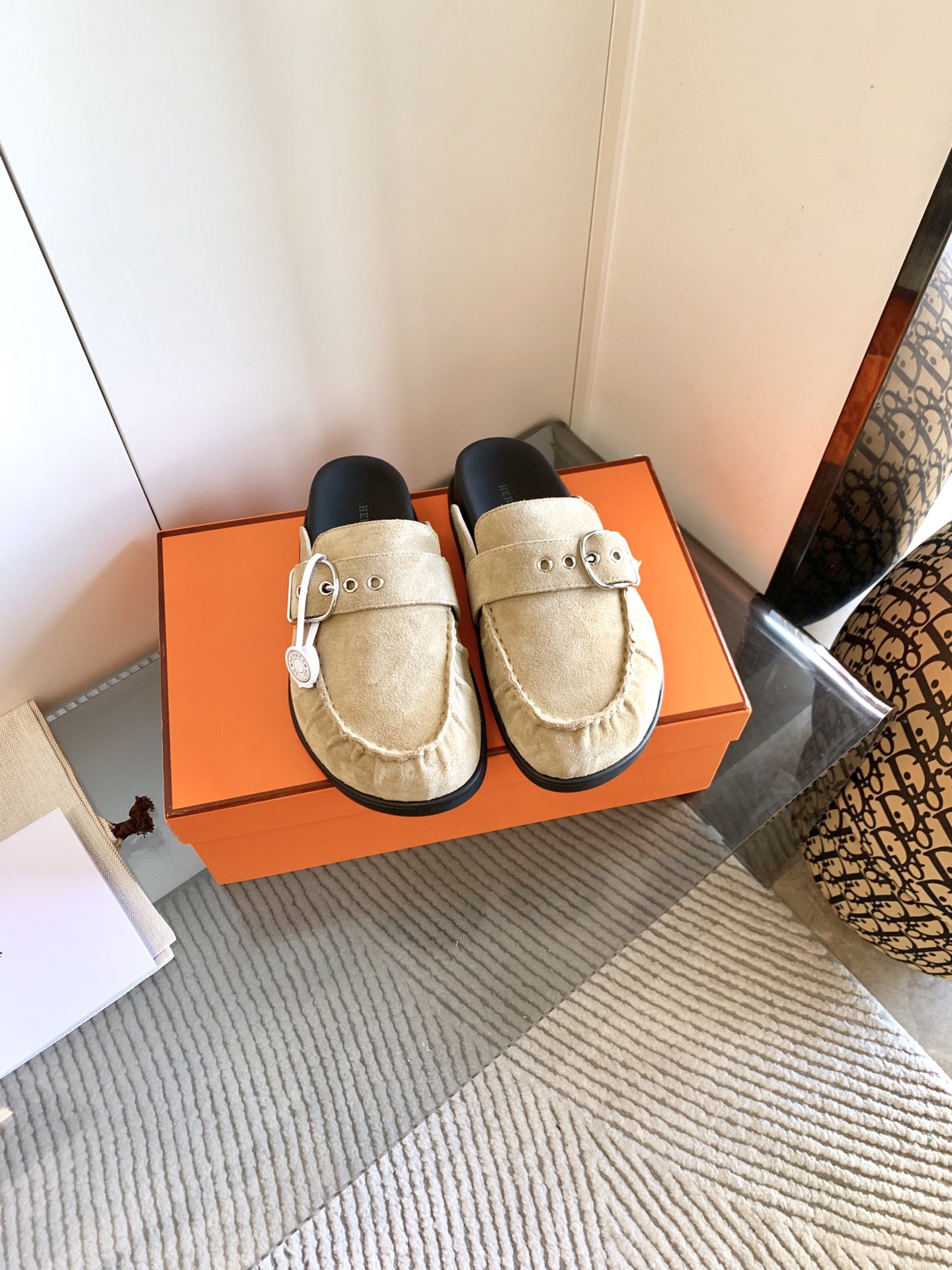 NO:226004,Women's, men's, Birken H's chypre sandals, the color matching of dense toe is so cute, it's so hard to buy, and the feet feels very comfortable. Whether it's dressed in skirts, pants, socks, or casual pants, it's so beautiful. The style of dense toe is going to lead the fashion world again. Popularity is a cycle, this summer must be its world. It's comfortable and fashionable toe, and it will become a timeless item and a classic and eternal hit. The best version on the market, and the materials are never vague!  TPU abrasive tool with large bottom, mixed-bred sheepskin full-inclusive footbed, cowhide inner print craftsman code, genuine material SW cowhide/EP cowhide/imported suede, throwing out the leading version for several streets, without comparison, there is no harm!  size Women's model 35–41 (35, 40, 41 size custom made) Men's model 39-46 (45, 45), semi-torque, stuart weitzman, sandals, skirts, cowhide, sheepskin, chamois leather, socks19860909女款、男款、勃肯H家 chypre凉鞋,密头拖配色萌到爆,巨难买,脚感巨舒服的,不管搭裙子,裤子,还是袜子,还是休闲裤都巨巨好看,密头拖这个风又要引领时尚界了,流行就是一个轮回,这个夏天必是它的天下,上脚舒适又A又时尚,将成为永远不过时的单品,又成一个经典永恒爆款 市面上最好的版本,用料选材绝不含糊！TPU磨具大底,混种羊皮全包垫脚,牛皮内里正确打印工匠码,正版材质SW牛皮/EP牛皮/进口麂皮,甩出先行版本几条街,没有对比就没有伤害！ size 女款35–41（35,40,41码定做）  男款39-46（45、定做）,半拖,stuart weitzman,sandals,skirts,cowhide,sheepskin,chamois leather,socks,Women's Shoes
