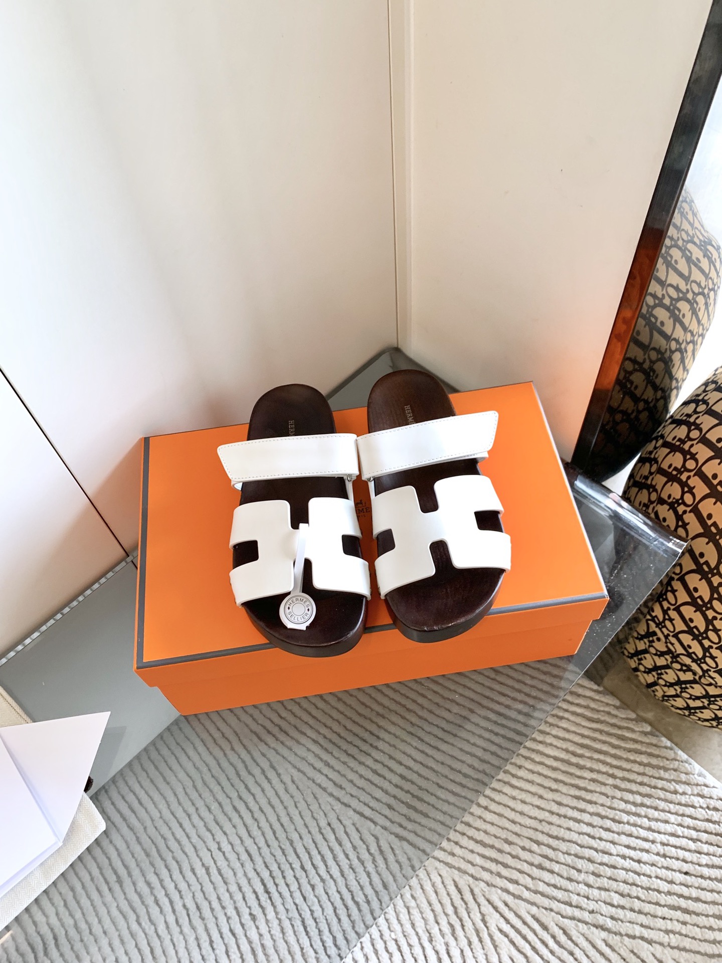 NO:232865,The top version of the market [ΗERMES] Hermes Spring and Summer Classic Couple Solid Wood Sole Second Uncle Slippers Chye Ugly Cute Second Uncle Slippers - Old Man Slippers, it's so comfortable to wear!  True and cute!  Note: Only make high-end quality!  !  Align the counter quality, positive size, top imported cowhide/yangjing/palm cowhide, footbed water dyed cowhide, outsole 4cm original 1:1 molded Kos solid wood sole Size women's 35-41 (customized by 40, 41), slippers sandals, hermes, sandals, slippers, cowhide, sheep19860909出、市场顶级版本【ΗERMES】爱马仕春夏经典情侣款实木底二舅拖鞋 Chye 丑萌丑萌二舅拖鞋——老头拖鞋,上脚简直太舒服了！憨厚又可爱！注意 只做高端品质！！对准专柜品质 正码 鞋面顶级进口牛皮/羊京/掌纹牛皮 垫脚水染牛皮 大底4cm 原版1:1开模Kos实木底 Size女35-41（40、41定制）,拖鞋凉鞋,hermes,sandals,slippers,cowhide,sheep,Women's Shoes