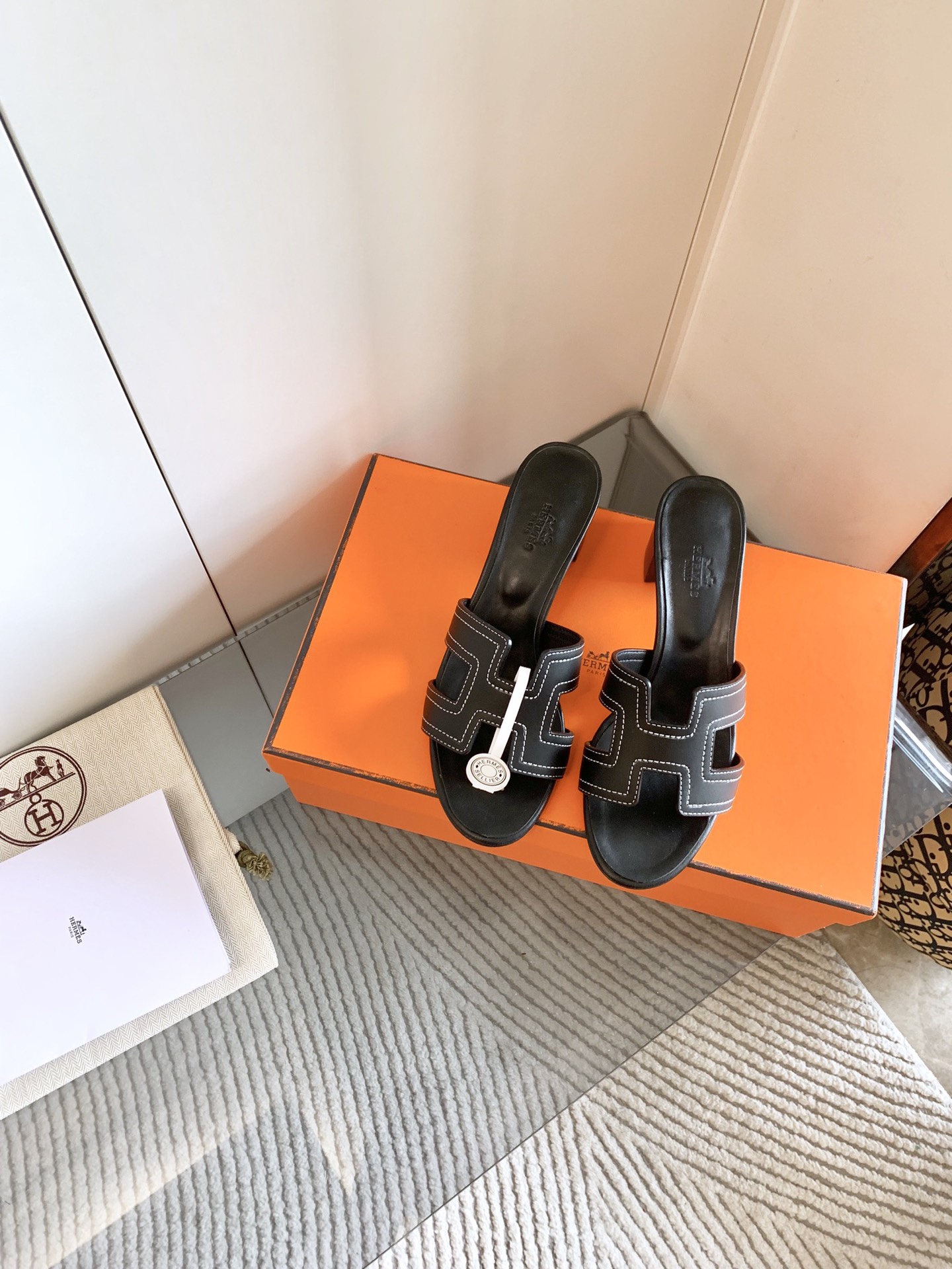 NO:260540,The classic Oran slippers of the slippers are different in the past. This is the latest method of the counter. The newly opened high-elastic latex pad core, the whole sheepskin whole-pack foot pad, the logo three-dimensional, the recognition is super good, and the focus is on hand-sewn French wax thread. Imported Italian and European original A-grade double-layer leather sole, the leather midsole is perfectly matched, and the comfort of the foot is excellent. The genuine private mold packaging is 34-42 (34.40.41.42 custom-made, no return or exchange), slippers, slippers, sheepskin, Leather soles19860909出、H家经典Oran拖鞋注意看这款拖鞋跟以往的基础款垫脚是不同的,这是专柜最新做法,全新开模的高弹乳胶垫芯,全羊皮整包垫脚,logo立体感,辨识度超级好,专注全手工缝制法国蜡线 进口意大利欧洲原A级双层真皮大底,真皮中底完美契合,上脚舒适度极赞 私模正品包装 码数34-42（34.40.41.42定做不退换）,拖鞋,slippers,sheepskin,Leather soles,Women's Shoes