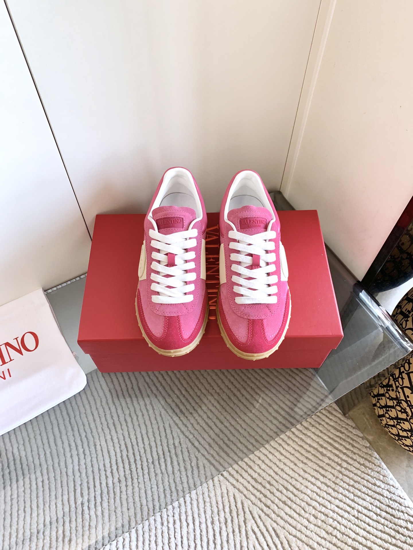 NO:260547,, top version of couples Valentino Valentino New Runboot series Couple models Thick-soled casual sneakers Original purchase and development Made of goods Brand new Valentino Garavani Runboot sneakers are made of lambskin material, creating a contemporary style with both casual and formal style. Exquisite packaging of delivery counter Fabric original custom imported cowhide leather Inner original custom breathable net Outsole original open mold-unslip rubber material Size women's 35-41, / men's 38-45 (women's 40.41 custom made), casual shoes/sports, valentino, valentino, sneakers, cowhide, sheepskin19860909、顶级版本情侣款 Valentino华伦天奴 全新Runboot系列 情侣款 厚底 休闲 运动鞋 原版购入开发 做货 全新Valentino Garavani Runboot运动鞋采用小羊皮材质,以休闲和正式兼具的风格,打造当代风格 配送专柜精美包装 面料原版定制进口头层牛皮 内里原版定制透气网里 大底原版开模防滑橡胶材质 Size女款35-41、 / 男款38-45（女款40.41订做）,休闲鞋/运动鞋,valentino,valentino,sneakers,cowhide,sheepskin,Women's Shoes