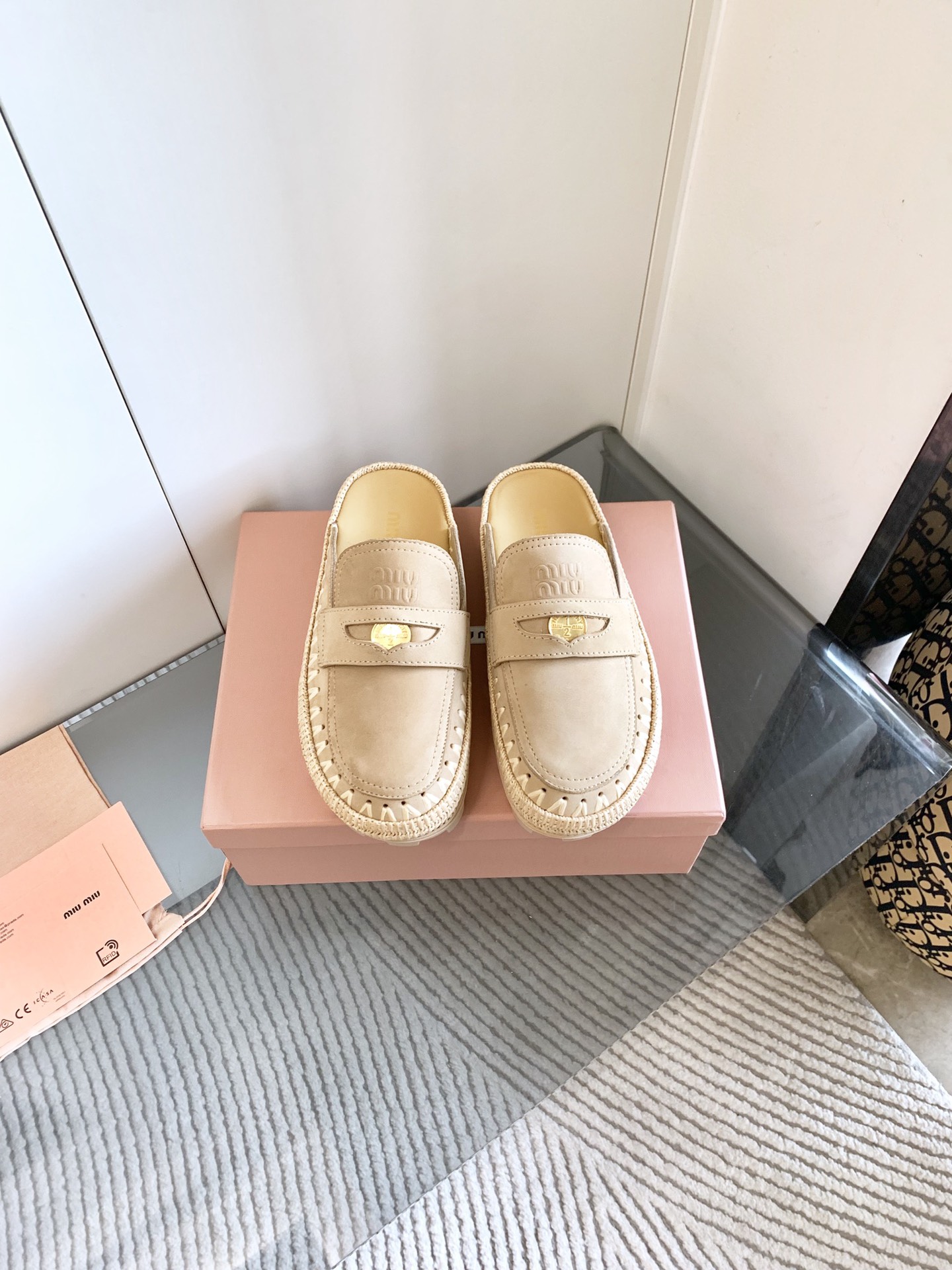 NO:232859,Miu Miu 25ss New spring and summer style square toe In the 1950s, loafers were paired with uniforms and became popular on American campuses. In order to protest the school's uniform regulations, students embedded a coin into the groove of the leather strap on the shoe body, and then gradually evolved into 