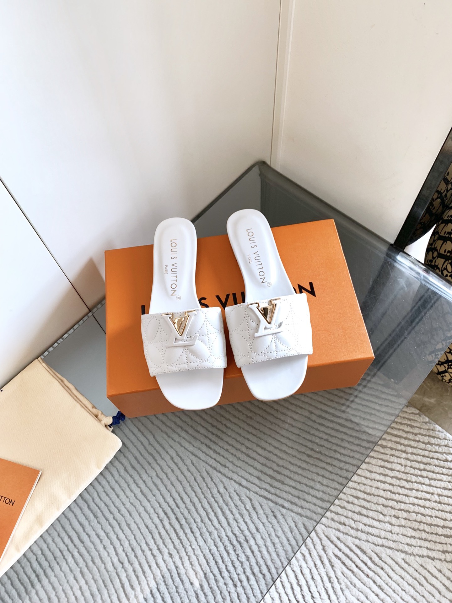 NO:232854,LOUI* VUITTO* New Donkey Brand Romy Series Flat Shoes Single Shoes Metal Letter Buckle Round-toe Women's Shoes Very Girly Very Soft and Cute Style... Comfort must be absolutely!  Sheepskin surface/real leather sole Flat sole.5cm Size 35-42 (40 41 42 custom-made non-return and exchange), slippers, louis vuitton, louis vuitton, flats, slippers, sheepskin19860909LOUI* VUITTO* 驴牌新款 Romy 系列 平底鞋单鞋 金属字母扣圆头女鞋 很少女 很软萌的款式哈..... 舒适度那必须是绝对滴！ 羊皮面/真皮底 平底.5cm 码数 35-42（40 41 42定制不退换）,拖鞋,louis vuitton,louis vuitton,flats,slippers,sheepskin,Women's Shoes