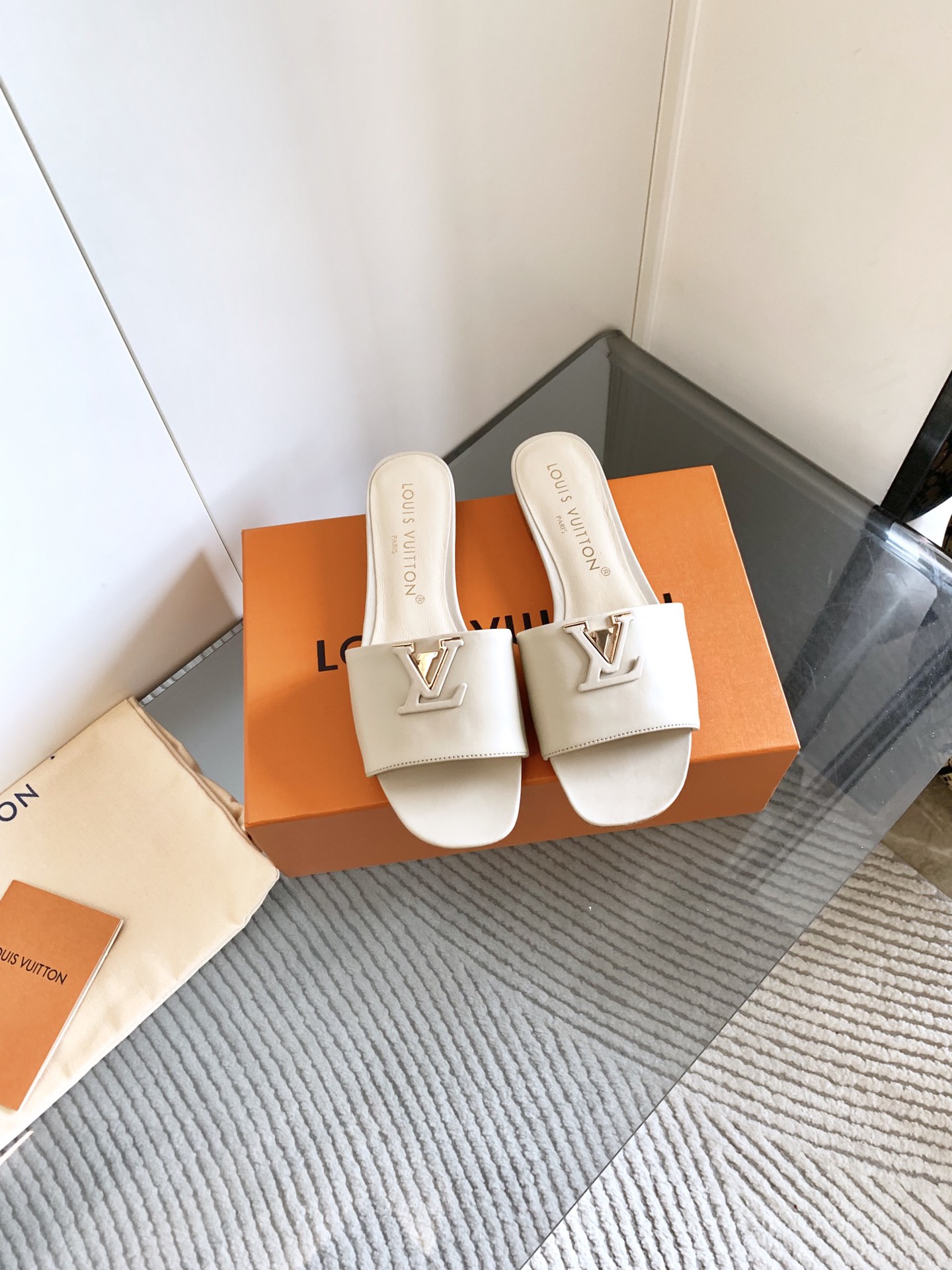 NO:232857,, LOUI* VUITTO* new donkey brand Romy series flat shoes, single shoes, metal letter button round-toe women's shoes, very young girls, very soft and cute style... Comfort must be absolutely!  Sheepskin surface/real leather sole Flat sole.5cm Size 35-42 (40 41 42 custom-made non-return and exchange), slippers, louis vuitton, louis vuitton, flats, slippers, sheepskin19860909、 LOUI* VUITTO* 驴牌新款 Romy 系列 平底鞋单鞋 金属字母扣圆头女鞋 很少女 很软萌的款式哈..... 舒适度那必须是绝对滴！ 羊皮面/真皮底 平底.5cm 码数 35-42（40 41 42定制不退换）,拖鞋,louis vuitton,louis vuitton,flats,slippers,sheepskin,Women's Shoes