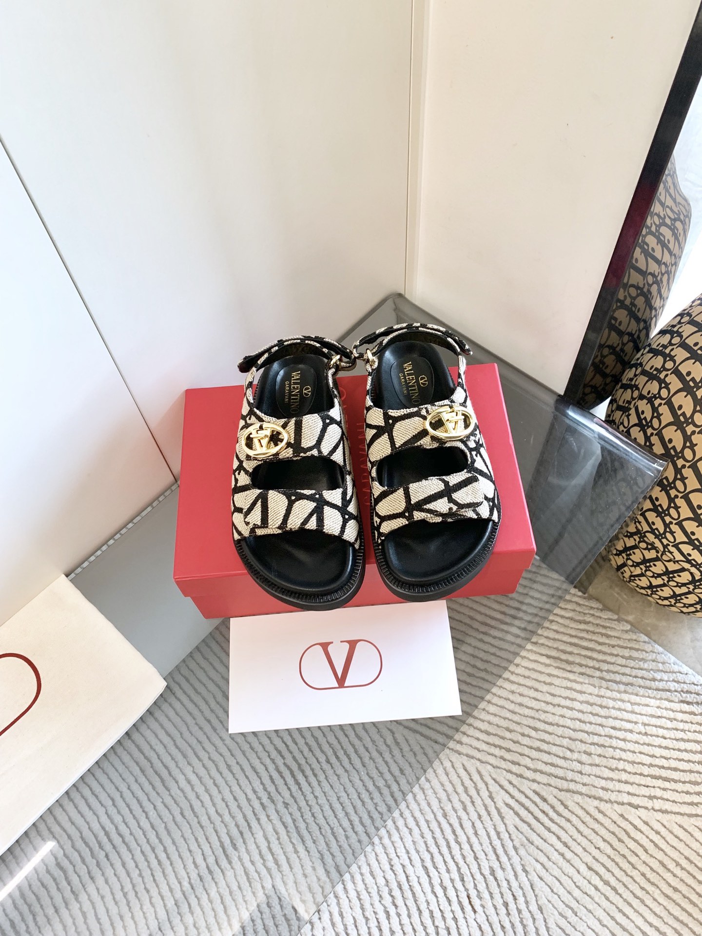 NO:260536,, Valentino 25 large V buckle Velcro beach sandals Velcro casual sandals, summer beach shoes!  Big V button sandals/counter out of stock!  A universal and versatile artifact, a sandal that is comfortable to wear on the feet. This must-have item in spring and summer can be perfectly controlled whether it is barefoot or paired with socks!  You can easily control it. If you have never bought it before, you must try it!  If you have purchased it, you must buy a different pair of colors!  Customized cowhide upper Customized soft sheepskin inside!  Comfortable on the feet, imported from Italy, ultra-light wear-resistant velvet material Size#35-42 (40.41.42 custom made without return or exchange), slippers sandals, valentino, valentino, sandals, slippers, cowhide, sheepskin, socks19860909、 Valentino 华伦天奴25款大V扣魔术贴沙滩凉鞋 魔术贴休闲凉鞋,夏日沙滩鞋！大V扣凉鞋/专柜断货王！万能百搭神器,上脚舒适超舒服的一款凉鞋 这个春夏必入单品无论光脚还是搭配袜子,都能完美驾驭！ 都可以轻松驾驭如果你之前没有买过一定要尝试！ 如果你入手过那么一定要买一双不同的颜色！ 定制牛皮鞋面 内里定制柔软羊皮！上脚舒适,意大利进口超轻耐磨绒材质 Size#35-42（40.41.42订做不退换）,拖鞋凉鞋,valentino,valentino,sandals,slippers,cowhide,sheepskin,socks,Women's Shoes