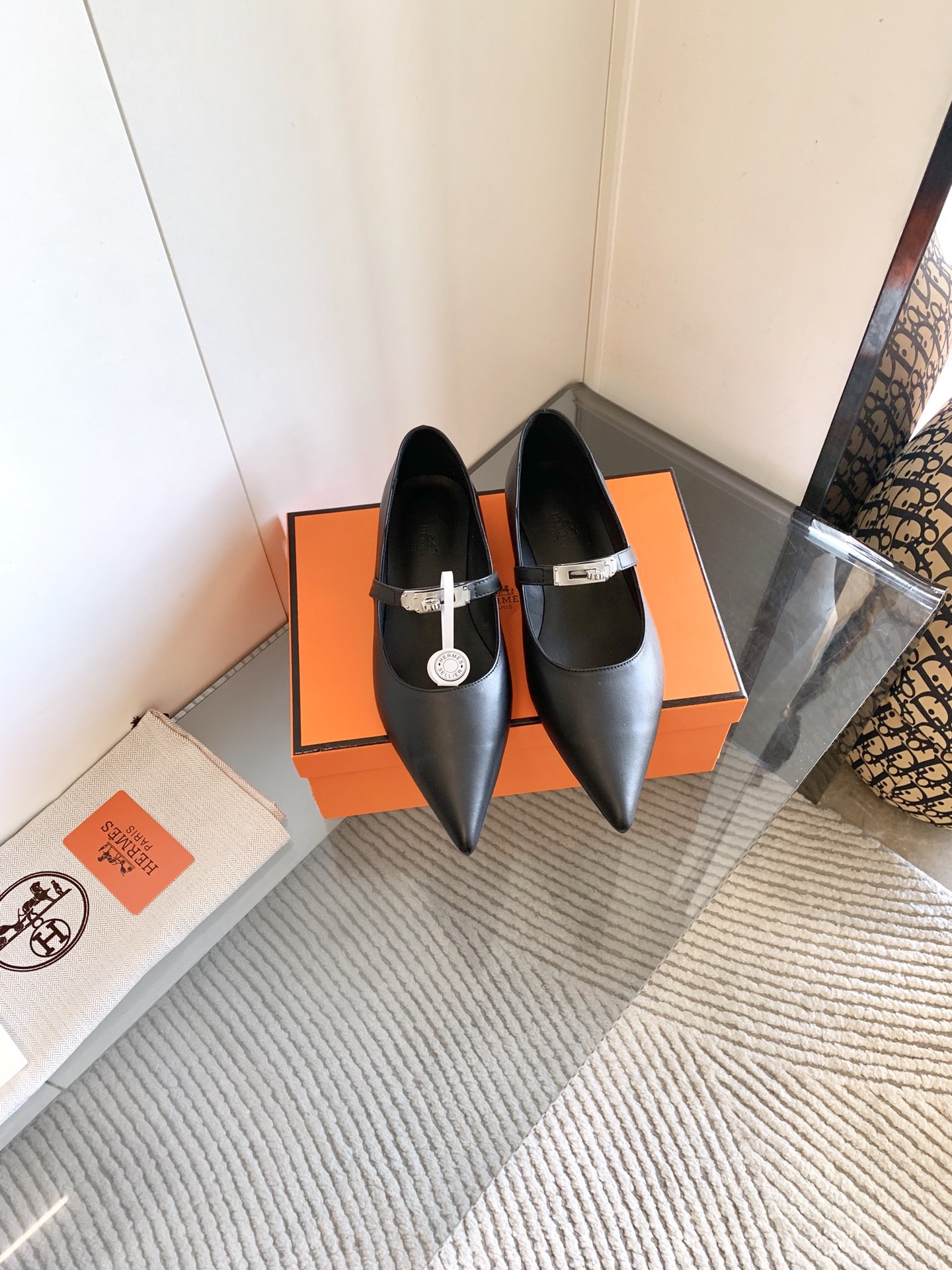 “Kiara 40mm Heels Offer: Stylish and Comfortable Shoes in Various Colors and Sizes”