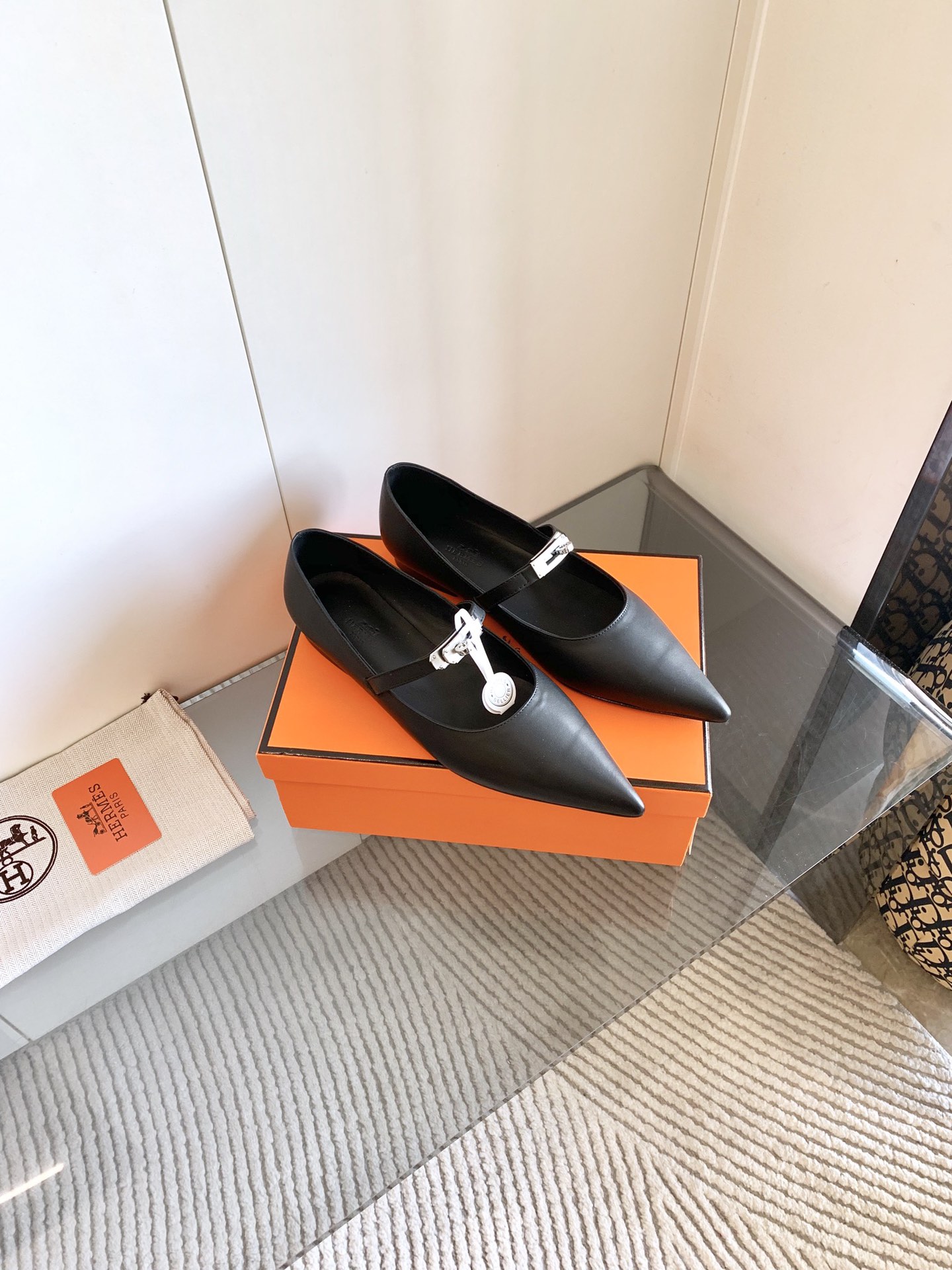 “Kiara 40mm Heels Offer: Stylish and Comfortable Shoes in Various Colors and Sizes” - 图片 3
