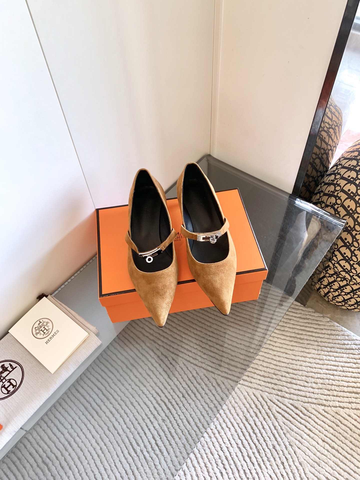 NO:260534,, [Kiara 40mm high heels] Calfskin pointed-toed high heels were not that good. They looked really good when they saw the real thing. The simplest and simplest high heels paired with warm and polished calfskin; a Kelly palladium-plated shoe buckle came with the instep, and the value immediately increased. Right, Ma's law, if you add a silver buckle, you will have to exceed 10,000 yuan!  What should I do? Who said it looks good and wearable? It looks 4cm tall and is like walking on the flat ground!  This time, the shoe buckles are relatively high, so there is no need to worry that pressing the instep becomes a torture tool after wearing it for a long time; the only thing that is annoying is that you must try the size with your own feet!  !  !  The black and black silver party must be brainless, there is nothing to say. The light natural color is much lighter than the picture, but it is not as light as the nude color;!  Overall, it is very suitable for use at work!  Flat bottom and 4mm heights!  size 35-42 (40.41.42 custom-made without return or exchange), single shoes, high heels, cowhide19860909、【Kiara 40mm高跟鞋】小牛皮尖头高跟鞋 本来没那么喜欢 见到实物是真好看 超简洁最朴素高跟鞋型 搭配温润色泽的小牛皮；脚背来了条Kelly镀钯鞋扣 立刻身价就蹭蹭上去了 对 马家定律 就是加条银扣就得破万！ 怎么办呢谁叫它好看又好穿呢 跟高4cm 如履平地！这次鞋扣位子比较靠前 也不用担心穿久了压脚背成酷刑工具；唯一烦的是码数一定要亲脚去试！！！ 黑色黑银党必须无脑入了吧没什么好多说的 浅天然色实物比图片浅多了 但还没到裸色那么浅；！气质挂的 整体来说非常适合上班服用！ 平底和4mm 两个高度！ size 35-42（40.41.42定制不退换）,单鞋,high heels,cowhide,Women's Shoes