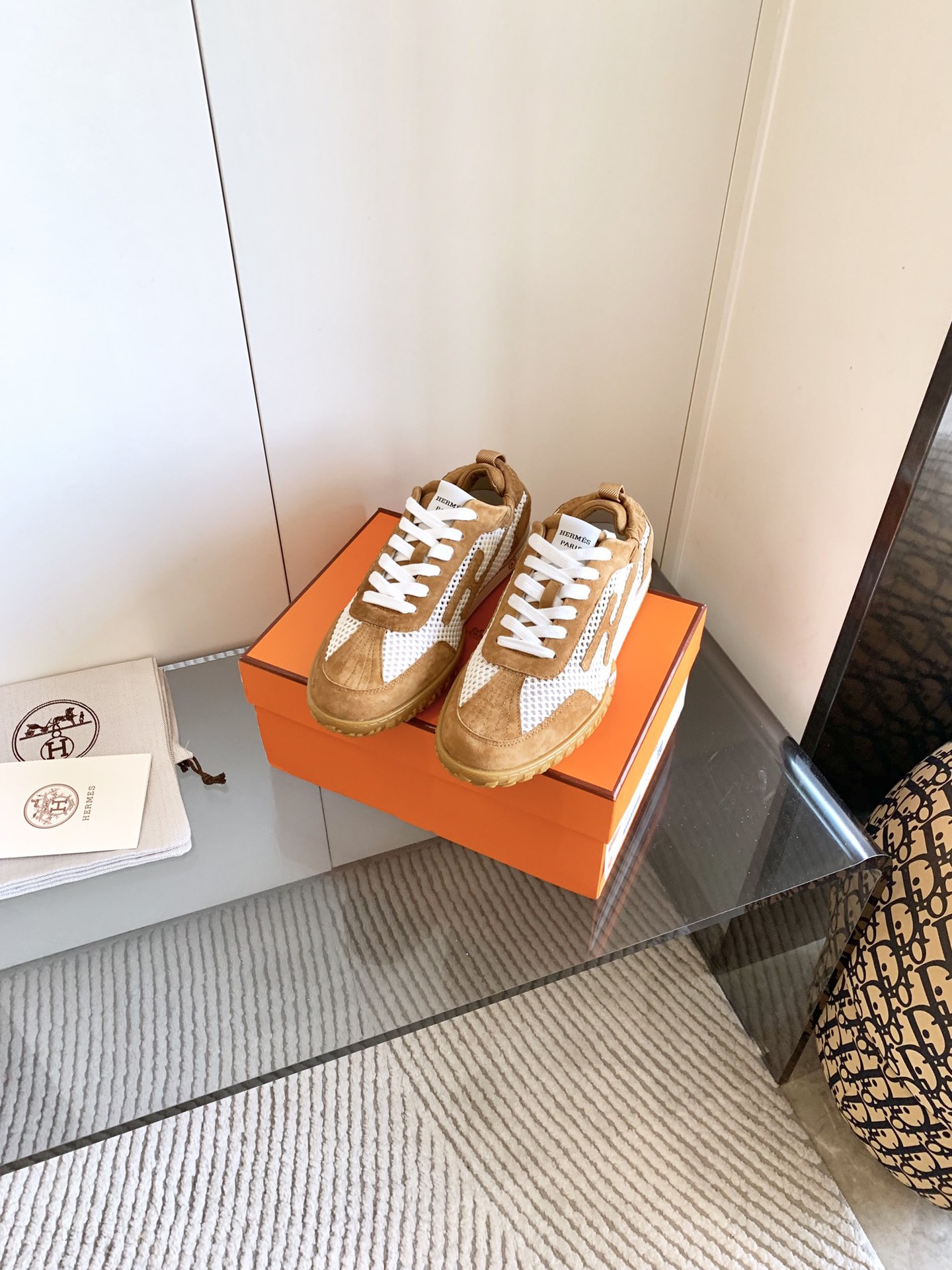 NO:260530,, # Hermes new couple Forrest Gund training shoes, white shoes, soft calfskin sneakers, equipped with soles, and classic Medor rivets, creating a comfortable and casual style. Freely match. Very light and comfortable sneakers, the most worthwhile sneakers for men. Hermes men's sneakers are the most worth buying. The legendary shoes that you want to buy without matching goods. Fashion, comfortable and versatile. Although the price increases, the price is really not expensive. New colors are all very good. For women, there are not so many choices, but they are also very good, especially with couple styles. Imported cowhide material, sheepskin inner, original mold opening sole, women's size 35-40 (40 customization, no return or replacement) Men's size 39-44, casual shoes/sports shoes, hermes, sneakers, cowhide, sheepskin19860909、 # 爱马仕新款情侣阿甘德训鞋 小白鞋 镂孔柔软小牛皮运动鞋,配有鞋底,饰有经典Medor铆钉,打造舒适休闲风格.随意搭配 上脚非常轻便舒运动鞋男款实拍最值得的入手的爱马仕男款运动鞋传说中不配货也要买的鞋潮流 时尚 舒适 百搭 虽然涨价 但价格真不贵新出的配色都很好看 等女款相对男款,选择没有那么多不过也是很好看,尤其搭配情侣款感感 进口牛皮磨砂材质 羊皮内里 原版开模大底 女码35-40（40定制不退不换） 男码39-44,休闲鞋/运动鞋,hermes,sneakers,cowhide,sheepskin,Women's Shoes