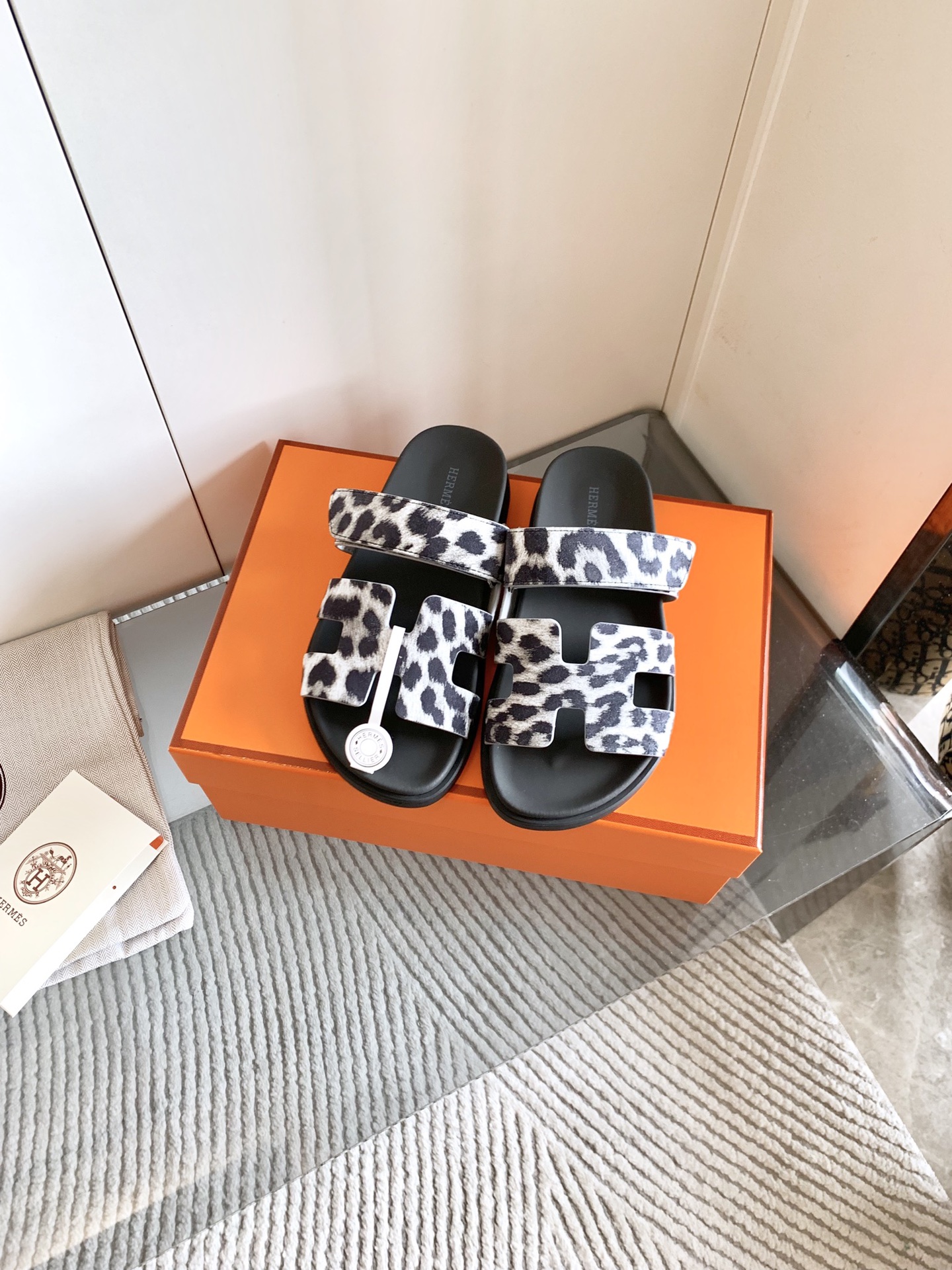 NO:464532,Women's, men's P, H-home chypre sandals, old uncle's shoes, second uncle's shoes, the color matching is so cute, it's so hard to buy, and the feet feels very comfortable. Whether it's dressed in skirts, pants, socks, or casual pants, they are all very beautiful. Old uncle's shoes are going to lead the fashion world again. Popularity is a cycle. This summer must be its world. It's comfortable and fashionable to wear, and it will become a timeless item and a classic and eternal hit. The best version on the market, and the materials are never vague!  TPU abrasive tool with large bottom, mixed-bred sheepskin full-inclusive footbed, cowhide inner print craftsman code, genuine material SW cowhide/EP cowhide/imported suede, throwing out the leading version for several streets, without comparison, there is no harm!  size Women's model 35–43 (customized for sizes 40-43) Men's model 39-46 (customized for sizes 45, 46), slippers, stuart weitzman, sandals, slippers, skirts, cowhide, sheepskin, chamois leather, socks19860909出女款、男款P、H家 chypre凉鞋,老舅鞋,二舅鞋,配色萌到爆,巨难买,脚感巨舒服的,不管搭裙子,裤子,还是袜子,还是休闲裤都巨巨好看,老舅鞋这个风又要引领时尚界了,流行就是一个轮回,这个夏天必是它的天下,上脚舒适又A又时尚,将成为永远不过时的单品,又成一个经典永恒爆款 市面上最好的版本,用料选材绝不含糊！TPU磨具大底,混种羊皮全包垫脚,牛皮内里正确打印工匠码,正版材质SW牛皮/EP牛皮/进口麂皮,甩出先行版本几条街,没有对比就没有伤害！ size 女款35–43（40-43码定做）  男款39-46（45、46定做）,拖鞋,stuart weitzman,sandals,slippers,skirts,cowhide,sheepskin,chamois leather,socks,Women's Shoes