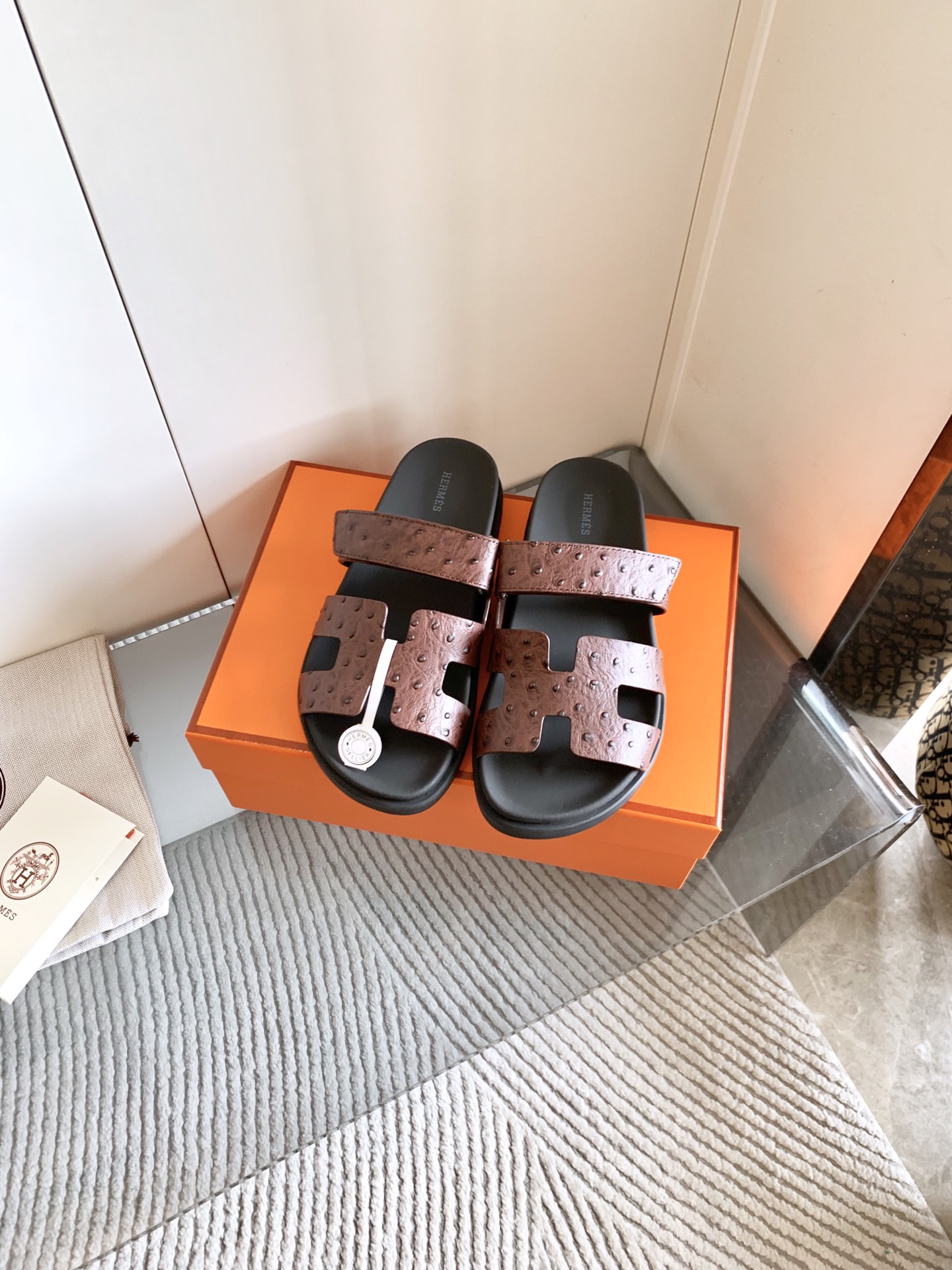 NO:437339,Women's, men's, H-home chypre sandals, old uncle's shoes, second-home chypre shoes, the color matching is so cute, it's so hard to buy, the foot feels so comfortable, no matter it wears skirts, pants, socks, or casual pants, they all look great. The style of old uncle's shoes is going to lead the fashion world again, and the popularity is a cycle, this summer must be its world, the foot is comfortable and fashionable, it will become a piece that will never go out of date, and it will become a classic and eternal hit. The best version on the market, the materials are never vague!  TPU abrasive tool with large bottom, mixed-bred sheepskin full-inclusive footbed, cowhide inner print craftsman code, genuine material SW cowhide/EP cowhide/imported suede, throwing out the leading version for several streets, without comparison, there is no harm!  size Women's model 35–43 (customized for sizes 40-43) Men's model 39-46 (customized for sizes 45, 46), slippers, stuart weitzman, sandals, slippers, skirts, cowhide, sheepskin, chamois leather, socks19860909出女款、男款、H家 chypre凉鞋,老舅鞋,二舅鞋,配色萌到爆,巨难买,脚感巨舒服的,不管搭裙子,裤子,还是袜子,还是休闲裤都巨巨好看,老舅鞋这个风又要引领时尚界了,流行就是一个轮回,这个夏天必是它的天下,上脚舒适又A又时尚,将成为永远不过时的单品,又成一个经典永恒爆款 市面上最好的版本,用料选材绝不含糊！TPU磨具大底,混种羊皮全包垫脚,牛皮内里正确打印工匠码,正版材质SW牛皮/EP牛皮/进口麂皮,甩出先行版本几条街,没有对比就没有伤害！ size 女款35–43（40-43码定做）  男款39-46（45、46定做）,拖鞋,stuart weitzman,sandals,slippers,skirts,cowhide,sheepskin,chamois leather,socks,Women's Shoes