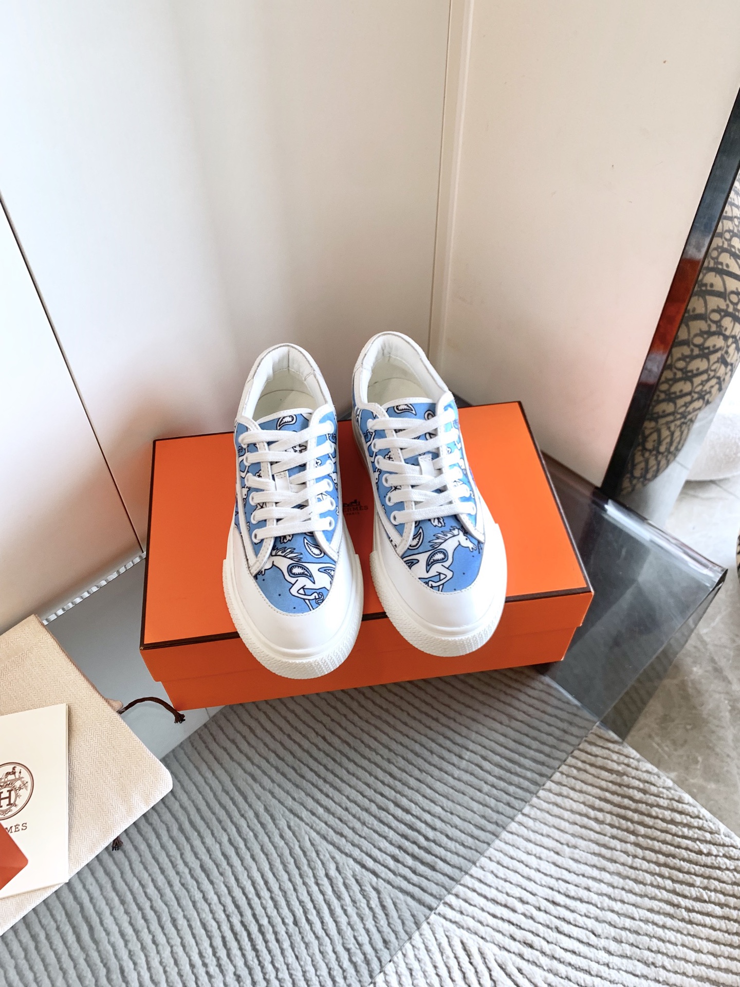 NO:437335,Women's and men's couples Hermes, a new product Bouncing sports shoes, light Napa calfskin spliced ​​suede, paired with contrasting colored sole, simple shoe shape, create a vibrant and casual style. Another must-have shoe, cool and fashionable, light and comfortable, comfortable to wear on the feet. The sports series is really fragrant, and it is also a wallet series that can't hold the wallet series, casually match pants, skirts, and socks are all very beautiful. Original imported Napa calfskin, genuine leather midsole water-dyed cowhide inner lining, full texture PK counter, original mold combination soles, light and create a vibrant and fashionable trend, the top version instantly kills imitations on the market!  High-end private customization, exclusive version of the master's paper grid craftsmanship, handmade by the master, Size women's size 35-45 (female model 40.41 men's model 38.45 not returned or exchange), casual shoes/sports shoes, hermes, sneakers, wallets, skirts, cowhide, chamois leather, socks19860909女款、男款情侣款Hermes 爆单新品Bouncing运动鞋  轻Napa小牛皮拼接麂皮,搭配撞色大底,简约鞋型,打造活力休闲风格 又是一款必火的鞋子,酷酷带着一种时髦感,轻盈舒适,上脚舒服到爆 运动系列真香定律,又是hold不住钱包系列,随便搭裤子,裙子 ,配袜子都是颜值爆表. 原产进口Napa小牛皮,真皮中底水染牛皮内里,质感十足PK专柜,原版模具组合大底,轻盈打造活力时尚潮流,顶级版本秒杀市面上仿货！ 高端私人定制,独家版师纸格工艺,老师傅手工制作、Size 女码 35-45（女款40.41男款38.45不退换）,休闲鞋/运动鞋,hermes,sneakers,wallets,skirts,cowhide,chamois leather,socks,Women's Shoes