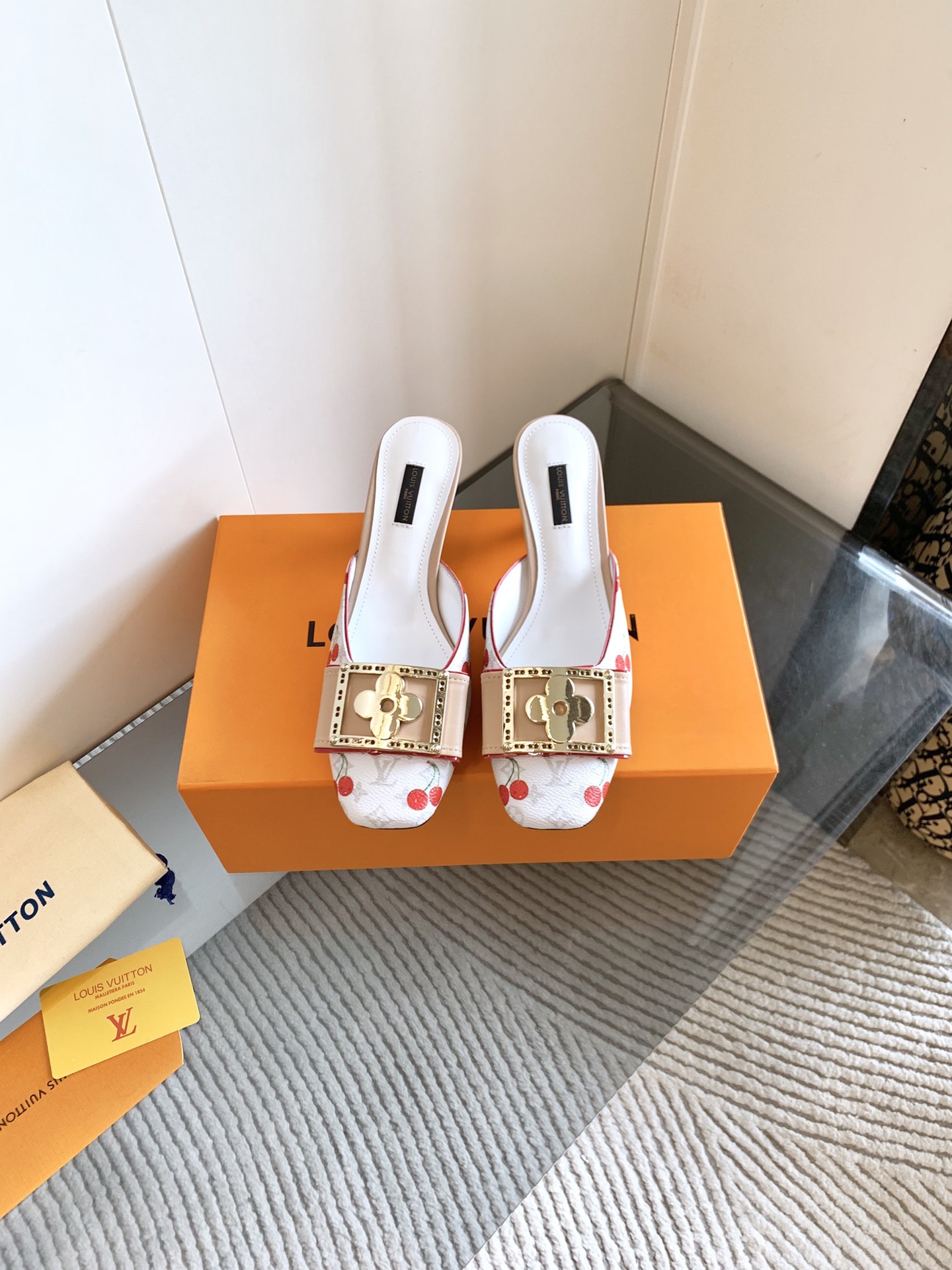 NO:416576,2025 latest donkey LV spring and summer counter latest high-heeled sandals, imported fabric, imported beef patent leather/presbyterian leather/imported calf leather/denim, high-quality soft sheepskin lining, footbed imported goatskin, open mold custom A-grade high-definition private mold outsole, luxurious packaging!  6cm cm electric embroidered leather bag heels, size 34-42, (34.40.41.42 custom-made without return or exchange), high heels, slippers, louis vuitton, louis vuitton, louis vuitton, high heels, slippers, cowhide, sheepskin198609092025最新驴家 LV 春夏款专柜最新款高跟凉拖鞋 面料进口牛漆皮/老花皮/进口小牛皮/牛仔布 内里优质柔软羊皮里 垫脚进口山羊皮 开模定制A级高密私模大底,奢华包装！ 6cm公分电绣面皮包跟 码数34-42、（34.40.41.42定制不退换）,高跟鞋拖鞋,louis vuitton,louis vuitton,louis vuitton,high heels,slippers,cowhide,sheepskin,Women's Shoes