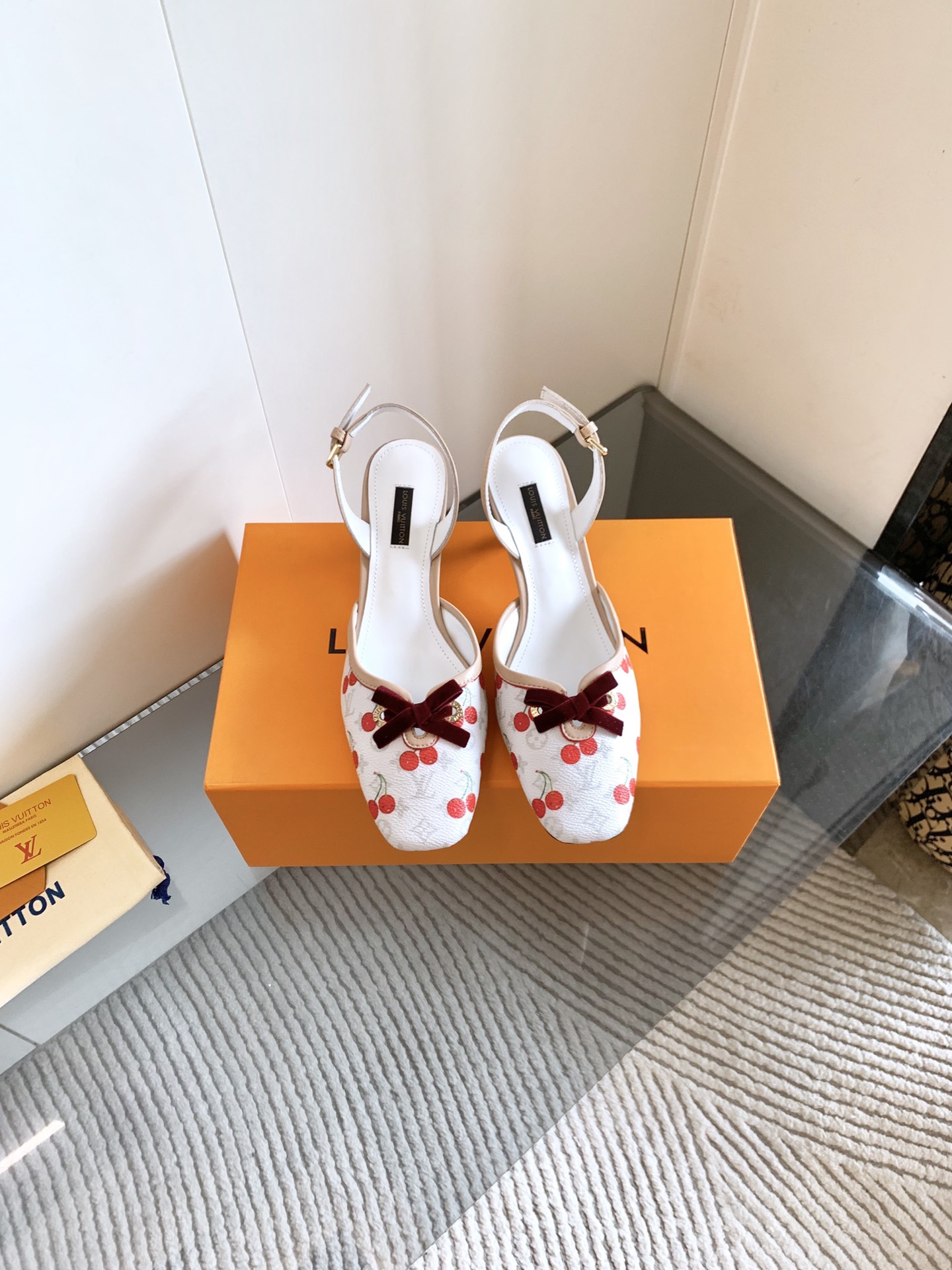 NO:439869,, 2025 latest donkey LV spring and summer counter latest high-heeled sandals, imported fabric, imported beef patent leather/presbyterian leather/imported calf leather/denim, high-quality soft sheepskin lining, footbed imported goatskin, open mold custom A-grade high-definition private mold outsole, luxurious packaging!  6cm cm electric embroidered leather bag heel size 34-42, (34.40.41.42 custom-made without return or exchange), high heels sandals, louis vuitton, louis vuitton, louis vuitton, sandals, high heels, slippers, cowhide, sheepskin19860909、 2025最新驴家 LV 春夏款专柜最新款高跟凉拖鞋 面料进口牛漆皮/老花皮/进口小牛皮/牛仔布 内里优质柔软羊皮里 垫脚进口山羊皮 开模定制A级高密私模大底,奢华包装！ 6cm公分电绣面皮包跟 码数34-42、（34.40.41.42定制不退换）,高跟鞋凉鞋,louis vuitton,louis vuitton,louis vuitton,sandals,high heels,slippers,cowhide,sheepskin,Women's Shoes